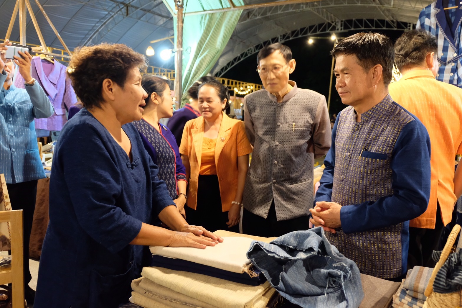 “ร้อยหลาก พรรณลาย ผ้าไทนคร”