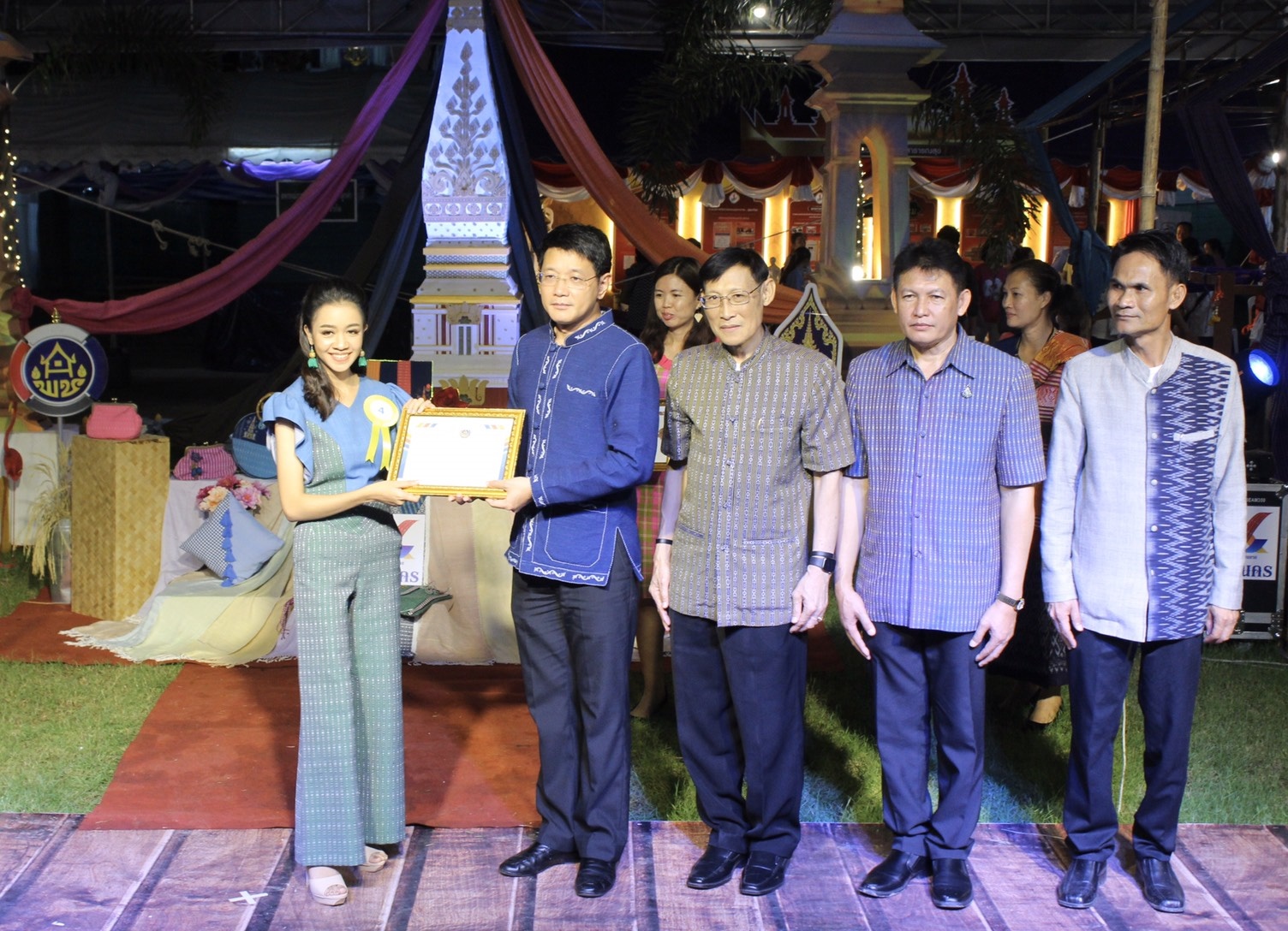นครพนม เดินแบบ “ผ้าไทย ใส่ไม่เชย” (ร้อยหลาก พรรณลาย ผ้าไทนคร)