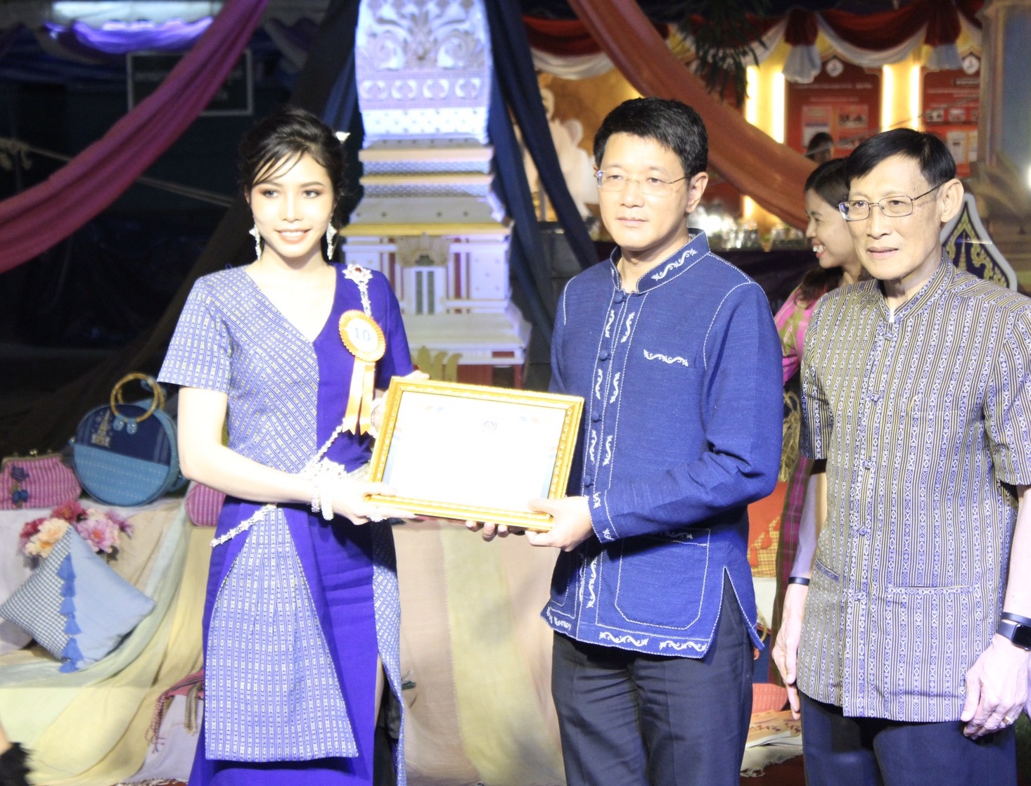 นครพนม เดินแบบ “ผ้าไทย ใส่ไม่เชย” (ร้อยหลาก พรรณลาย ผ้าไทนคร)