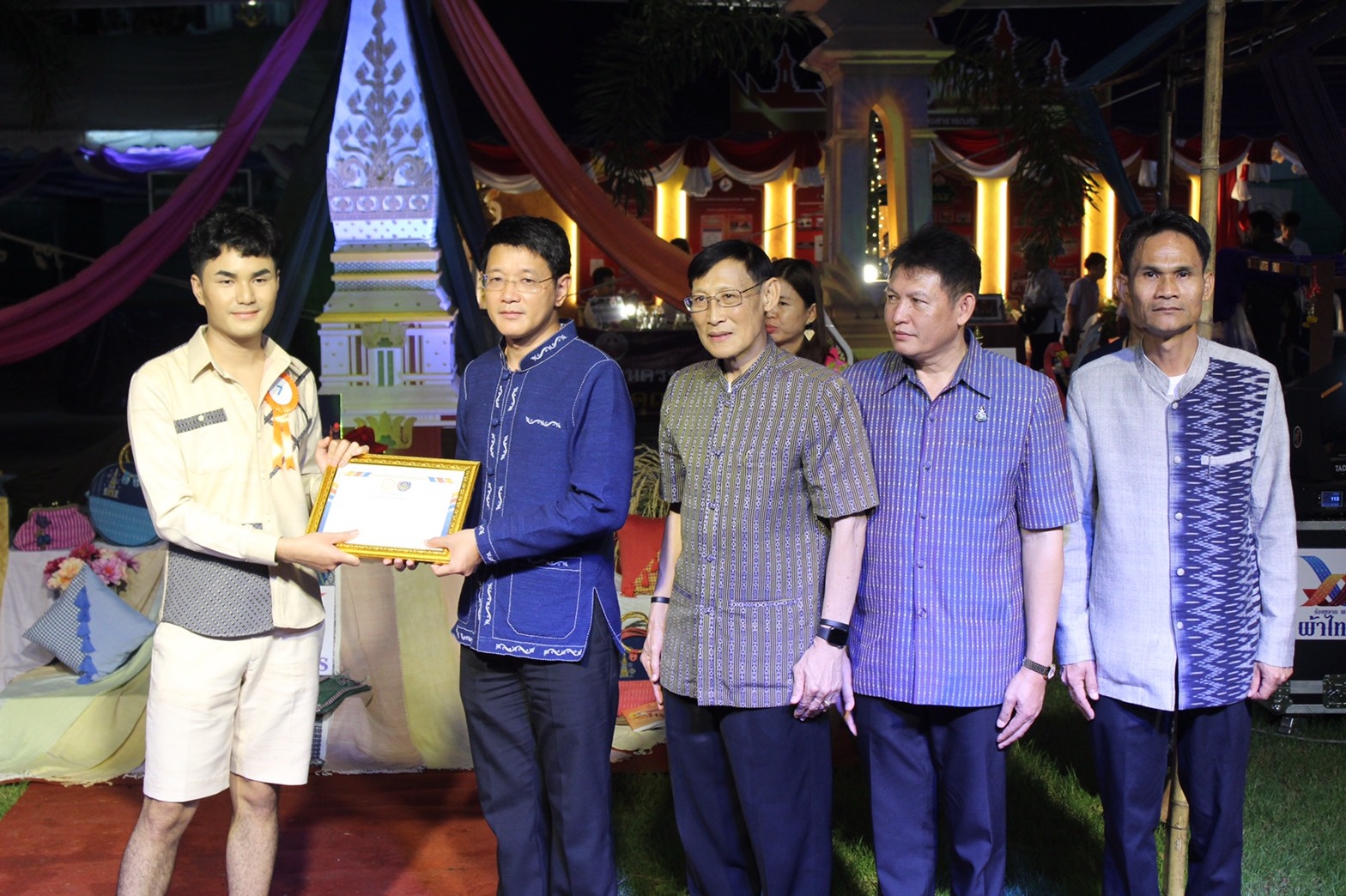 นครพนม เดินแบบ “ผ้าไทย ใส่ไม่เชย” (ร้อยหลาก พรรณลาย ผ้าไทนคร)