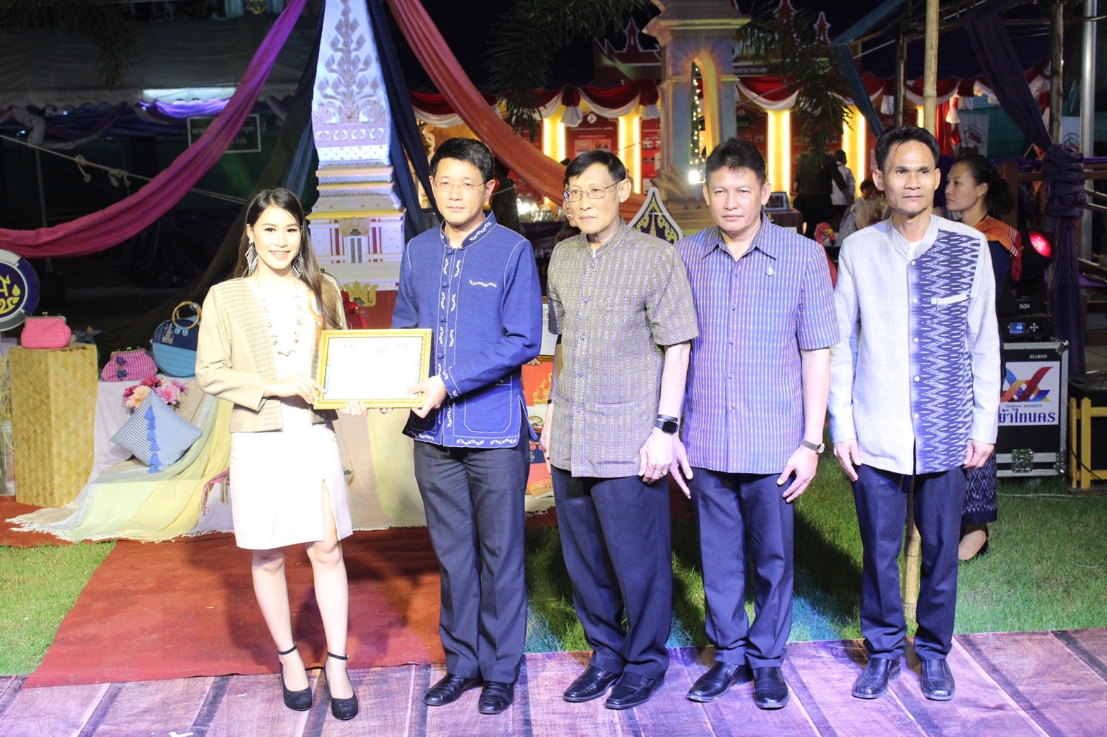 นครพนม เดินแบบ “ผ้าไทย ใส่ไม่เชย” (ร้อยหลาก พรรณลาย ผ้าไทนคร)