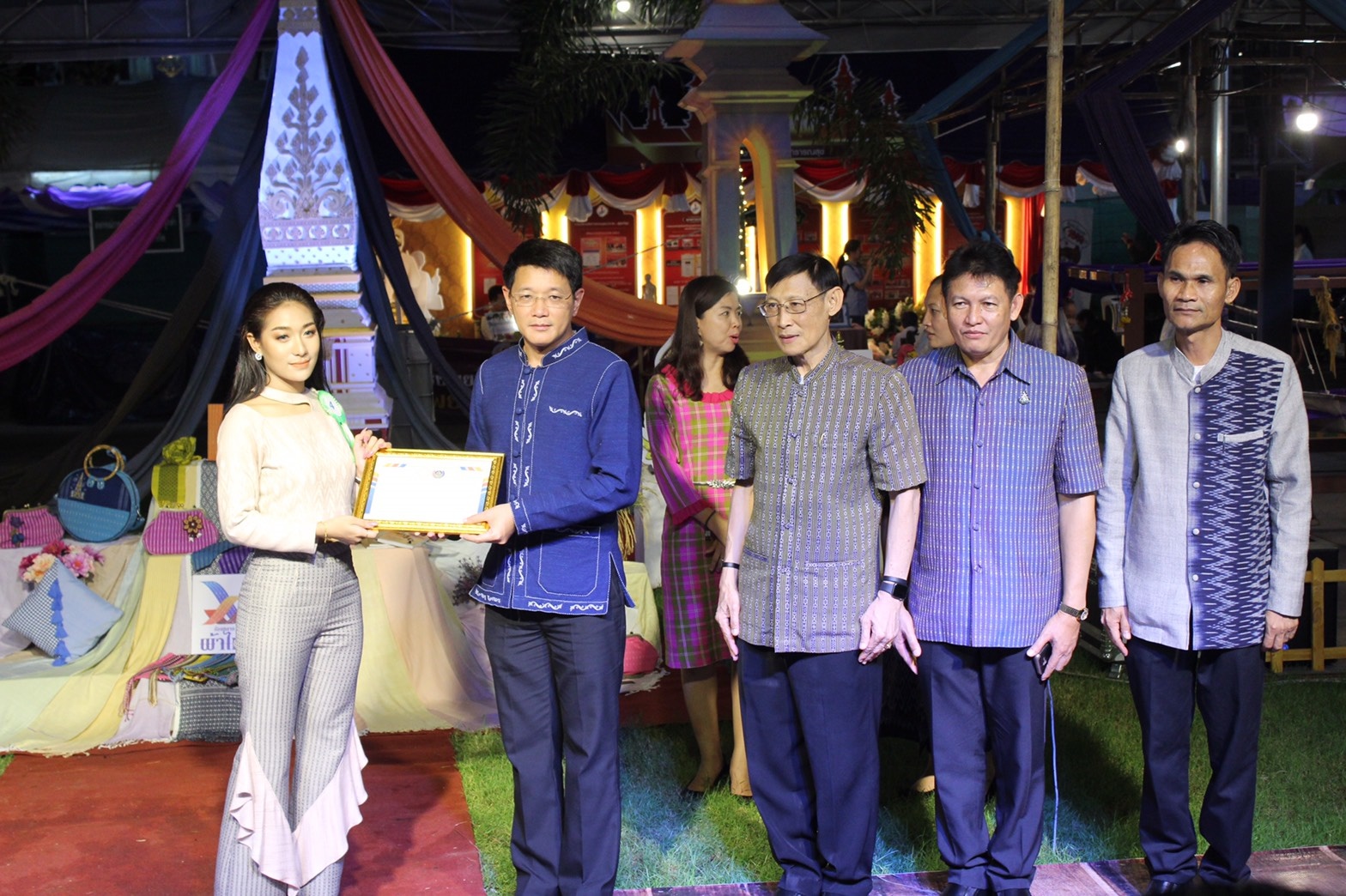 นครพนม เดินแบบ “ผ้าไทย ใส่ไม่เชย” (ร้อยหลาก พรรณลาย ผ้าไทนคร)