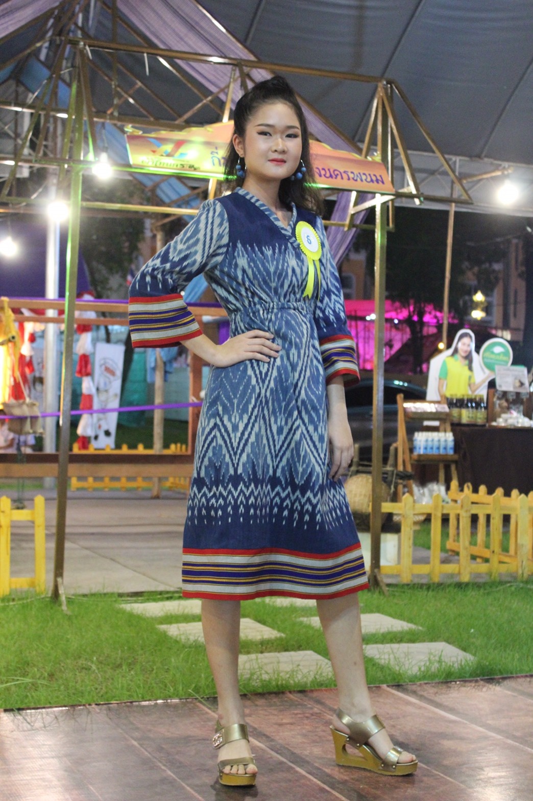 นครพนม เดินแบบ “ผ้าไทย ใส่ไม่เชย” (ร้อยหลาก พรรณลาย ผ้าไทนคร)