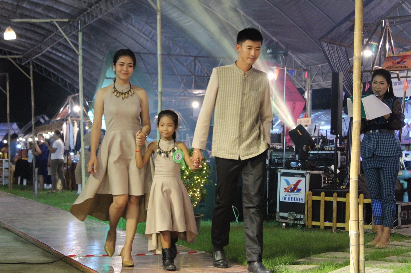 นครพนม เดินแบบ “ผ้าไทย ใส่ไม่เชย” (ร้อยหลาก พรรณลาย ผ้าไทนคร)