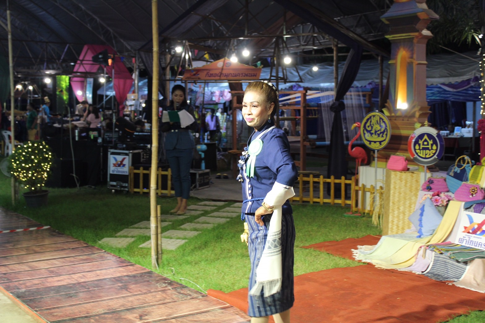 นครพนม เดินแบบ “ผ้าไทย ใส่ไม่เชย” (ร้อยหลาก พรรณลาย ผ้าไทนคร)