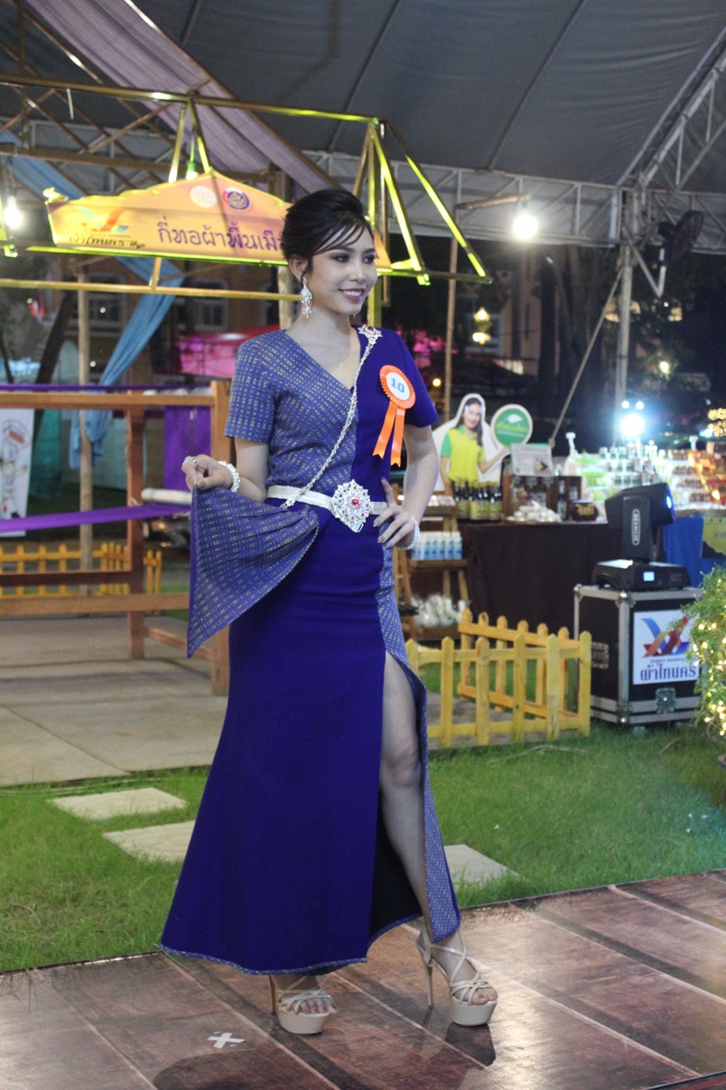 นครพนม เดินแบบ “ผ้าไทย ใส่ไม่เชย” (ร้อยหลาก พรรณลาย ผ้าไทนคร)