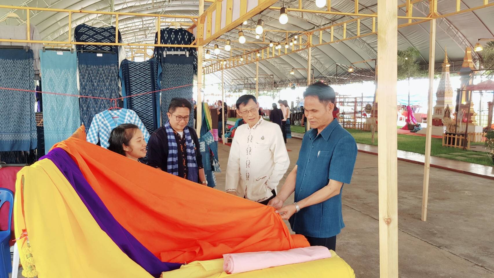พัฒนาการ​จังหวัด​นครพนม​ ให้กำลังใจแก่ผู้ประกอบการสินค้า OTOP “ร้อยหลาก พรรณลาย ผ้าไทนคร”