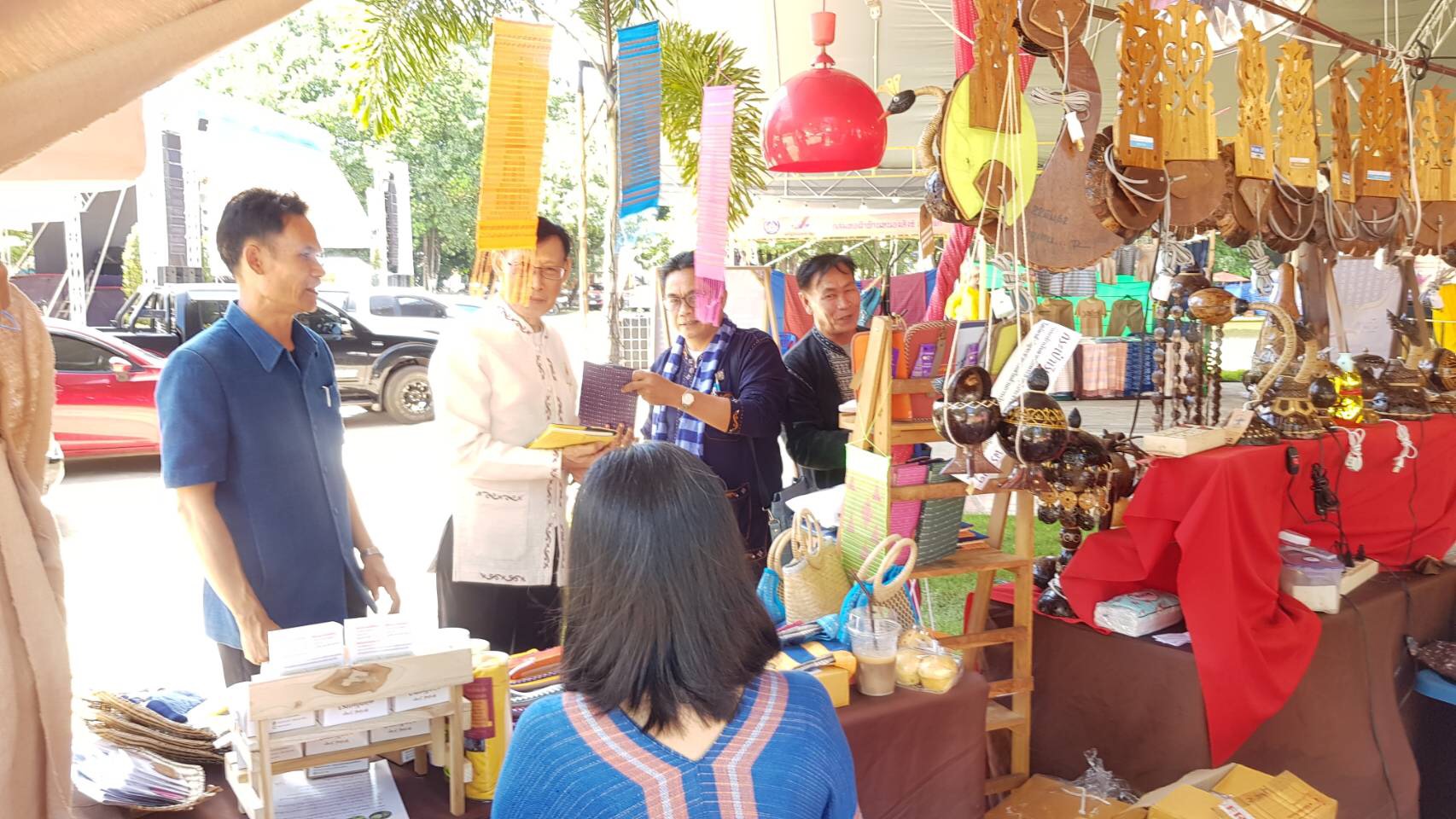 พัฒนาการ​จังหวัด​นครพนม​ ให้กำลังใจแก่ผู้ประกอบการสินค้า OTOP “ร้อยหลาก พรรณลาย ผ้าไทนคร”