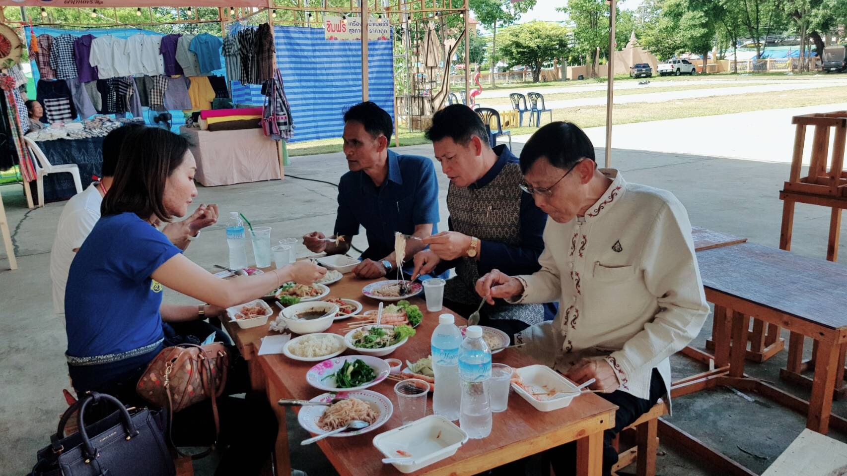 พัฒนาการ​จังหวัด​นครพนม​ ให้กำลังใจแก่ผู้ประกอบการสินค้า OTOP “ร้อยหลาก พรรณลาย ผ้าไทนคร”