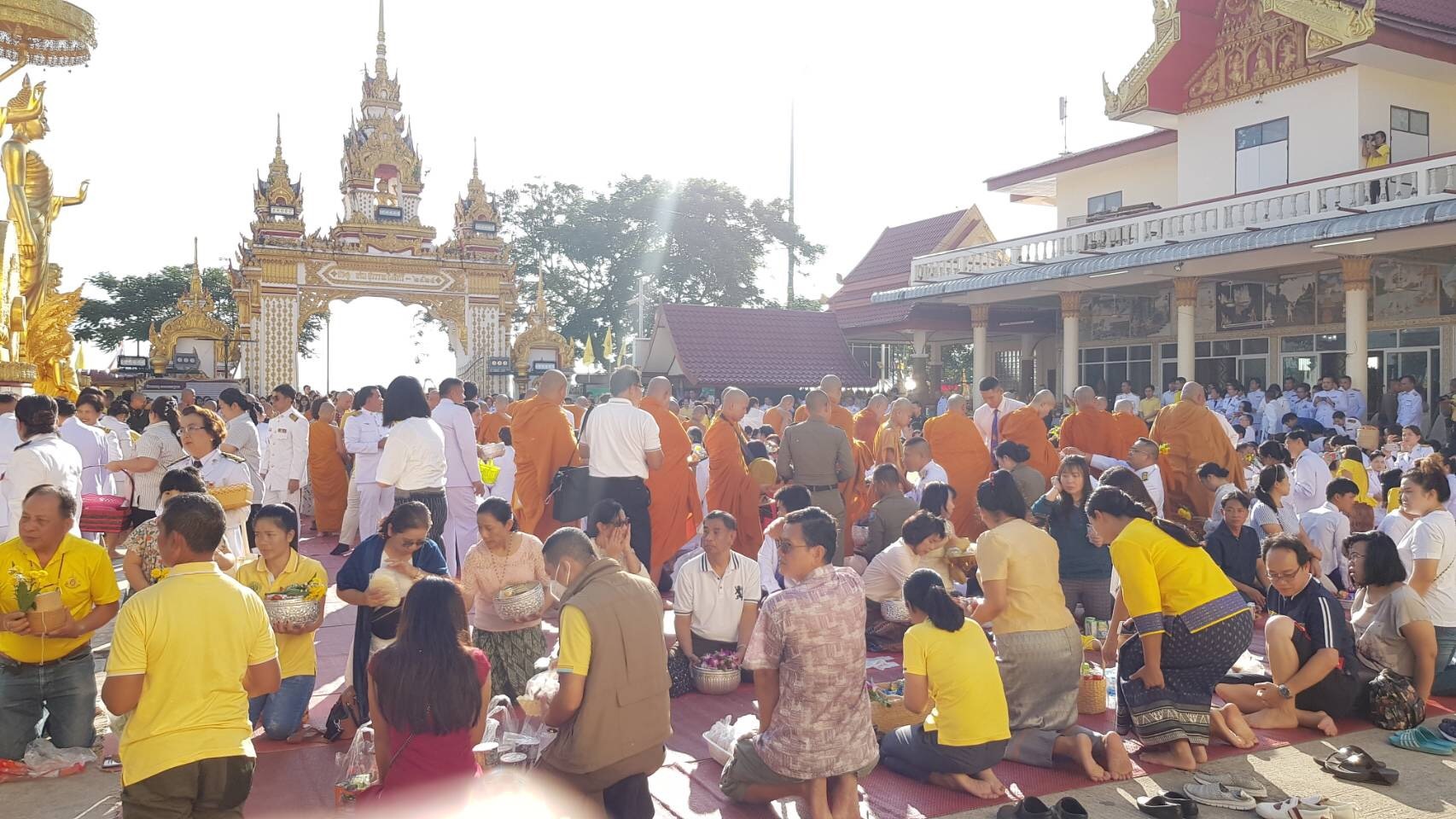 พิธีทำบุญตักบาตร เนื่องในวันคล้ายวันเสด็จสวรรคต พระบาทสมเด็จพระบรมชนกาธิเบศรฯ
