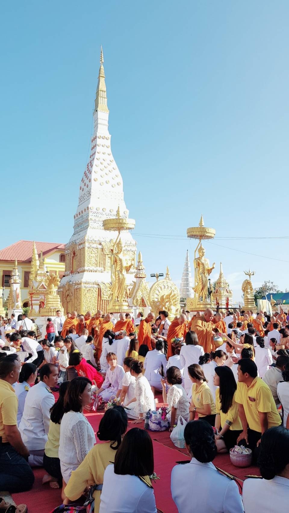 พิธีทำบุญตักบาตร เนื่องในวันคล้ายวันเสด็จสวรรคต พระบาทสมเด็จพระบรมชนกาธิเบศรฯ