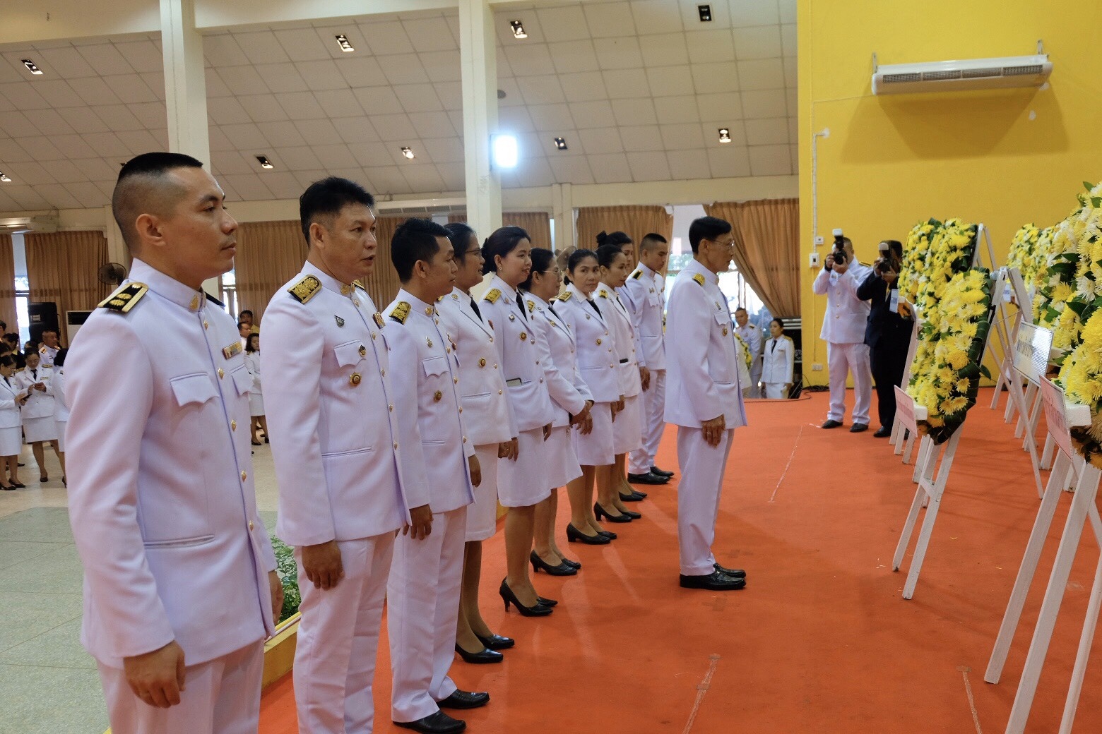 พิธีวางพวงมาลาและพิธีถวายบังคม เนื่องในวันคล้ายวันสวรรคต พระบาทสมเด็จพระบรมชนกาธิเบศร มหาภูมิพลอดุลยเดชมหาราช บรมนาถบพิตร