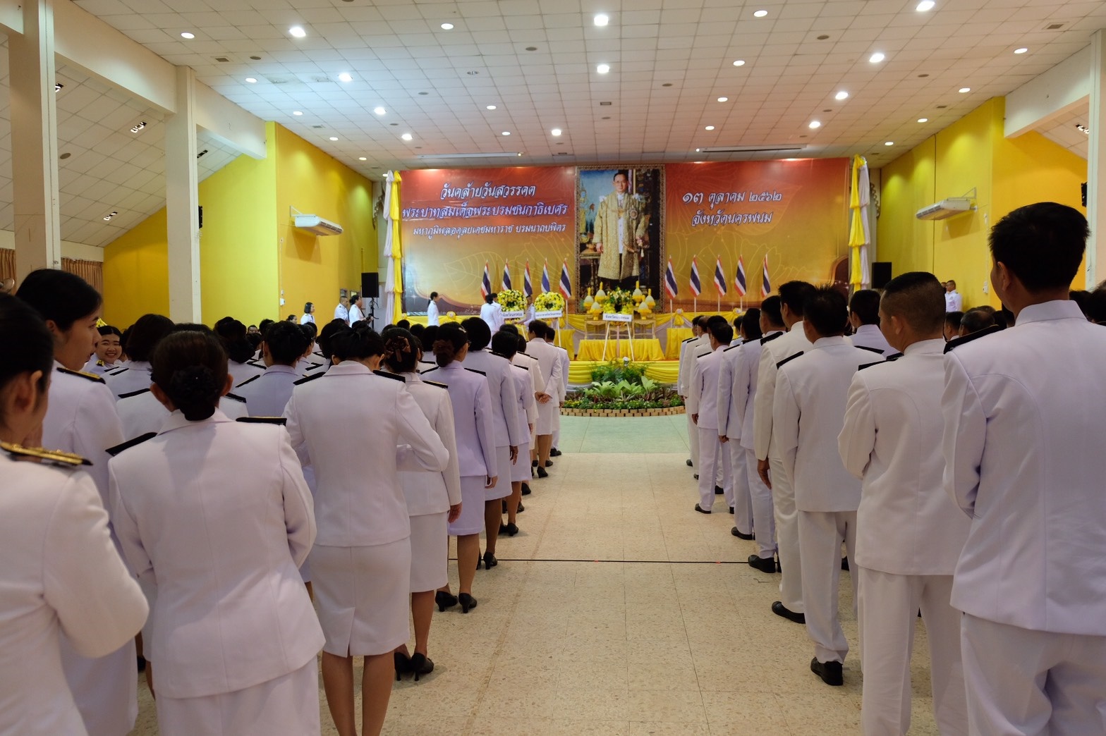 พิธีวางพวงมาลาและพิธีถวายบังคม เนื่องในวันคล้ายวันสวรรคต พระบาทสมเด็จพระบรมชนกาธิเบศร มหาภูมิพลอดุลยเดชมหาราช บรมนาถบพิตร