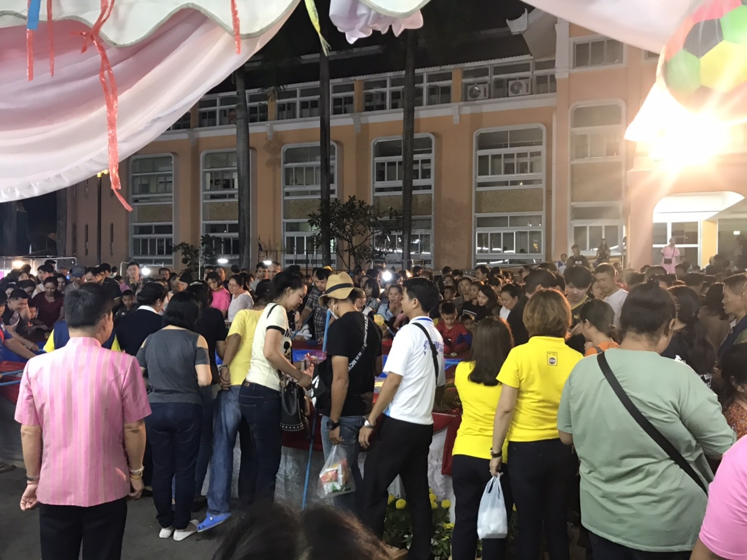 กาชาดช่วยเรา เราช่วยกาชาด ประเพณีไหลเรือไฟและงานกาชาดจังหวัดนครพนม ประจำปี 2562