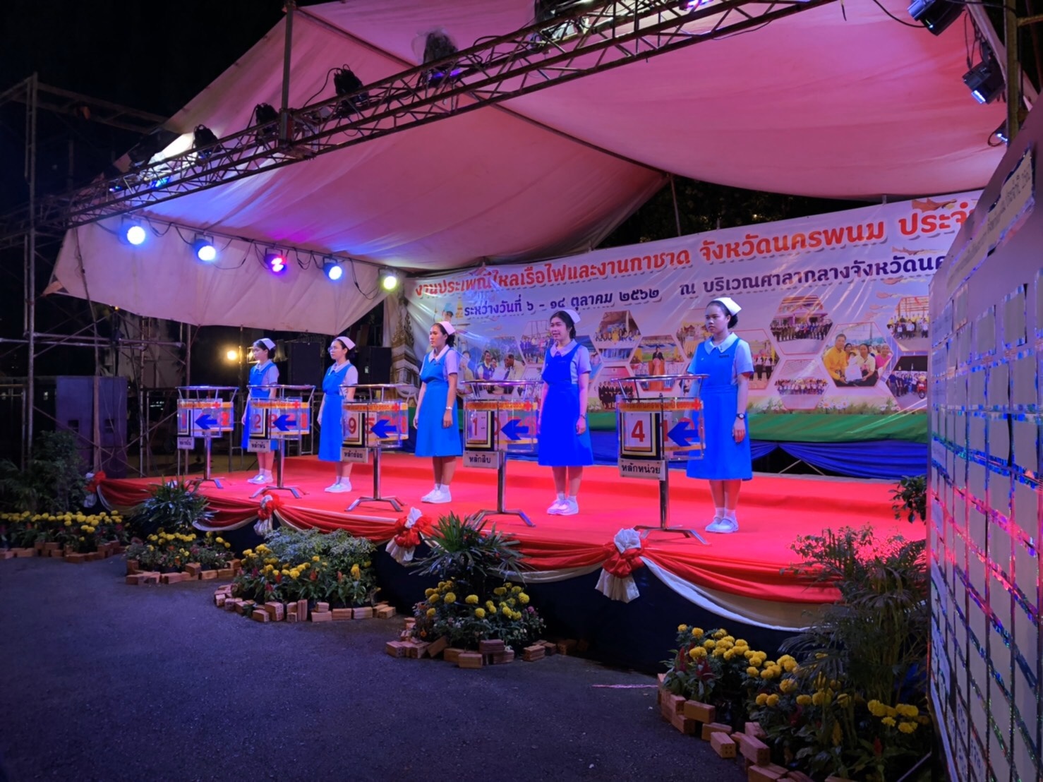 กาชาดช่วยเรา เราช่วยกาชาด ประเพณีไหลเรือไฟและงานกาชาดจังหวัดนครพนม ประจำปี 2562