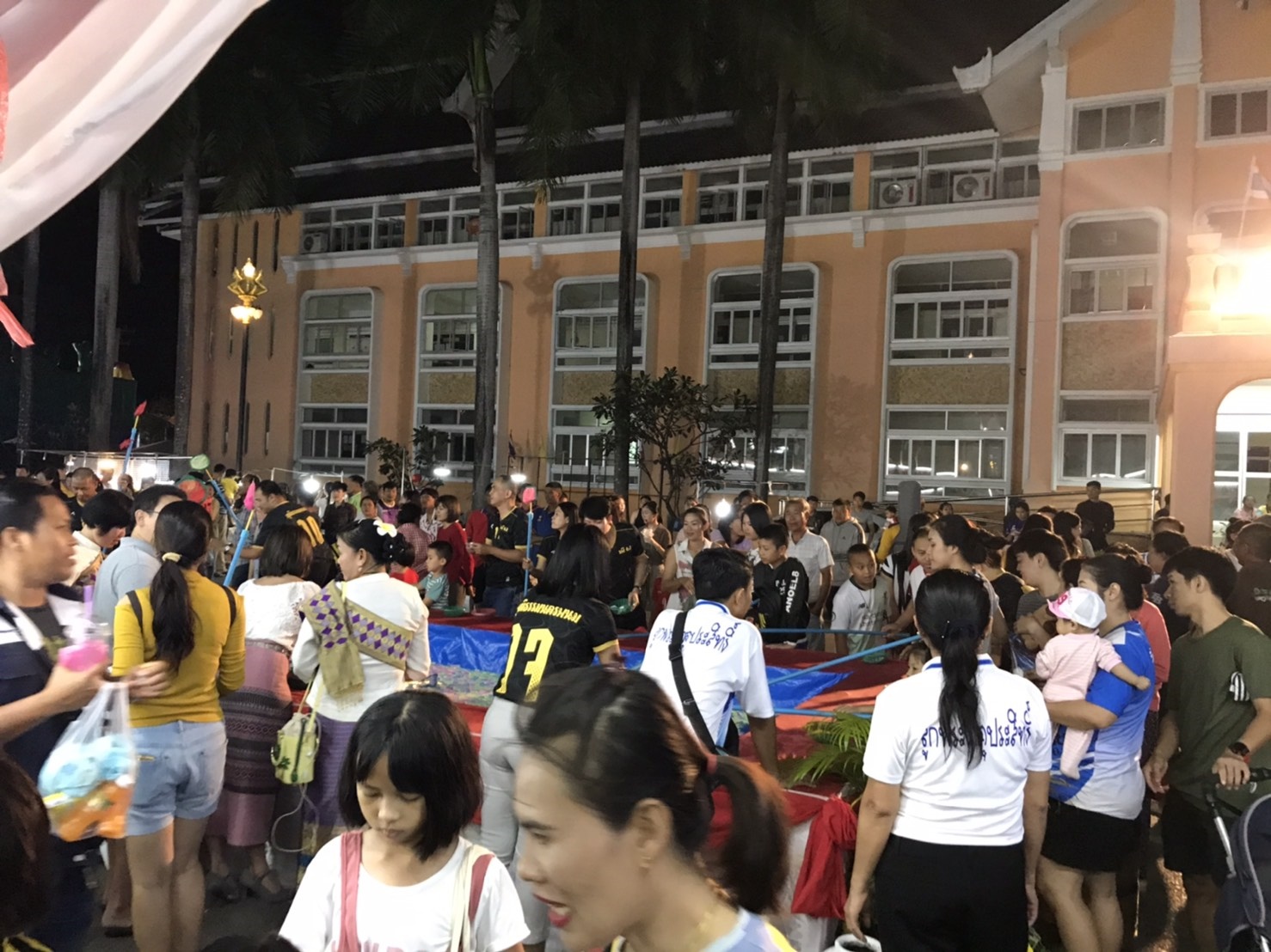 กาชาดช่วยเรา เราช่วยกาชาด ประเพณีไหลเรือไฟและงานกาชาดจังหวัดนครพนม ประจำปี 2562
