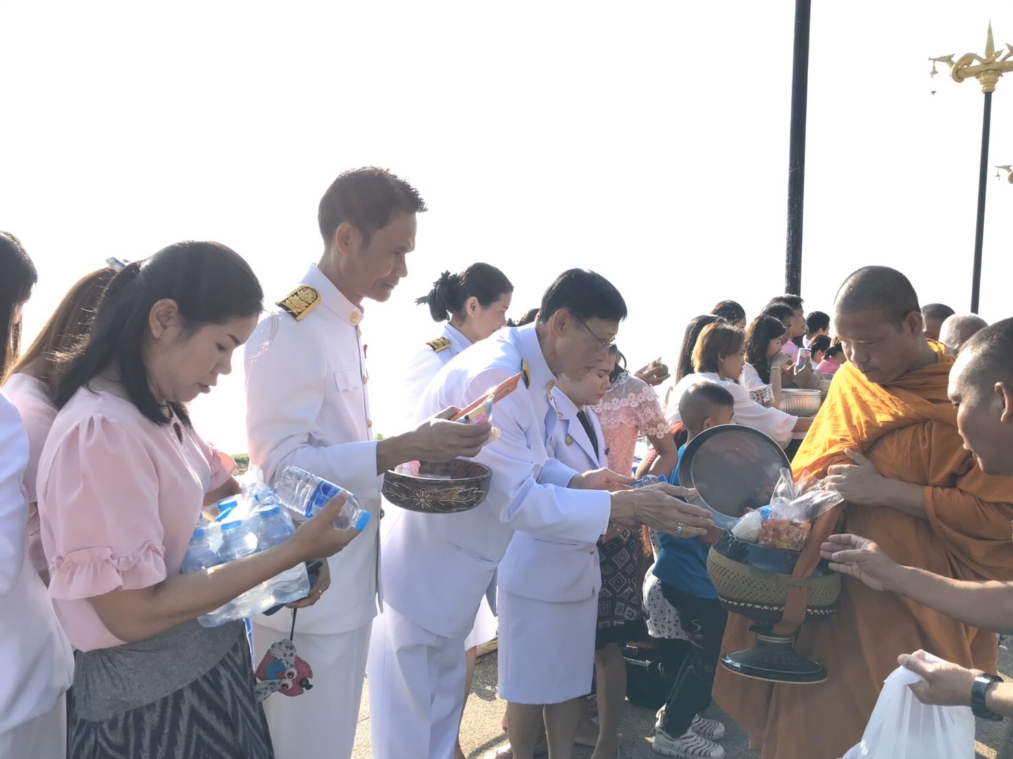 พิธีทำบุญตักบาตรเนื่องในวันคล้ายวันสวรรคตพระบาทสมเด็จพระจุลจอมเกล้าเจ้าอยู่หัว