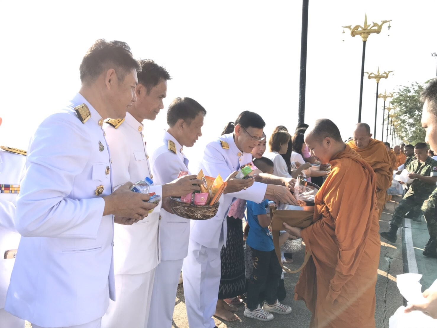พิธีทำบุญตักบาตรเนื่องในวันคล้ายวันสวรรคตพระบาทสมเด็จพระจุลจอมเกล้าเจ้าอยู่หัว