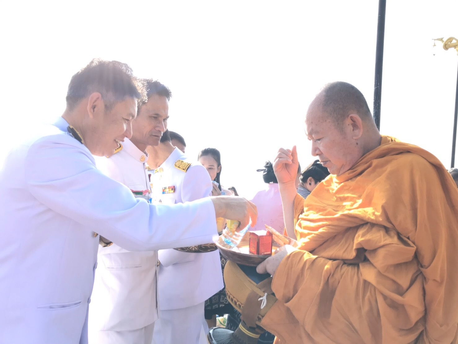 พิธีทำบุญตักบาตรเนื่องในวันคล้ายวันสวรรคตพระบาทสมเด็จพระจุลจอมเกล้าเจ้าอยู่หัว