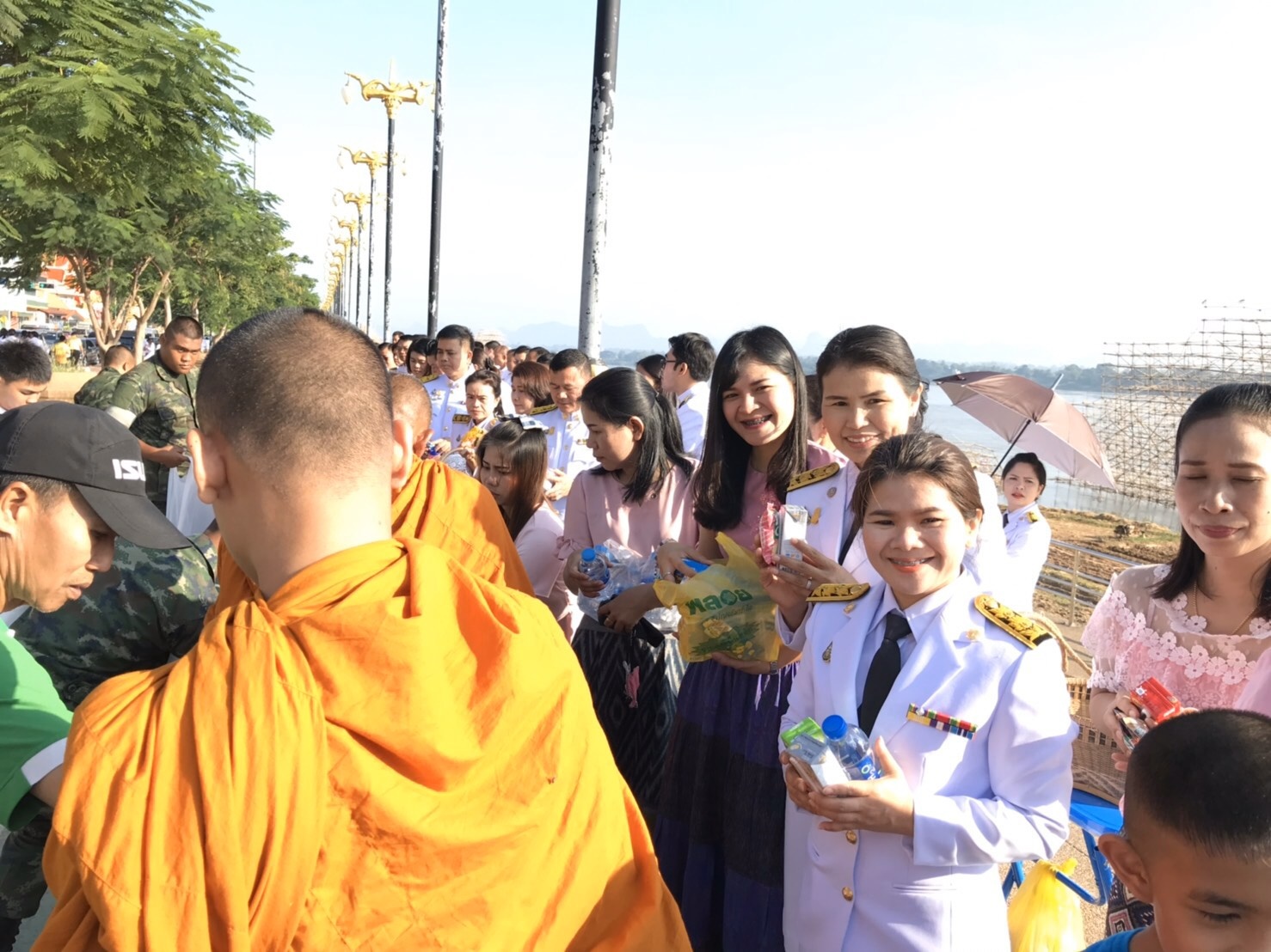 พิธีทำบุญตักบาตรเนื่องในวันคล้ายวันสวรรคตพระบาทสมเด็จพระจุลจอมเกล้าเจ้าอยู่หัว