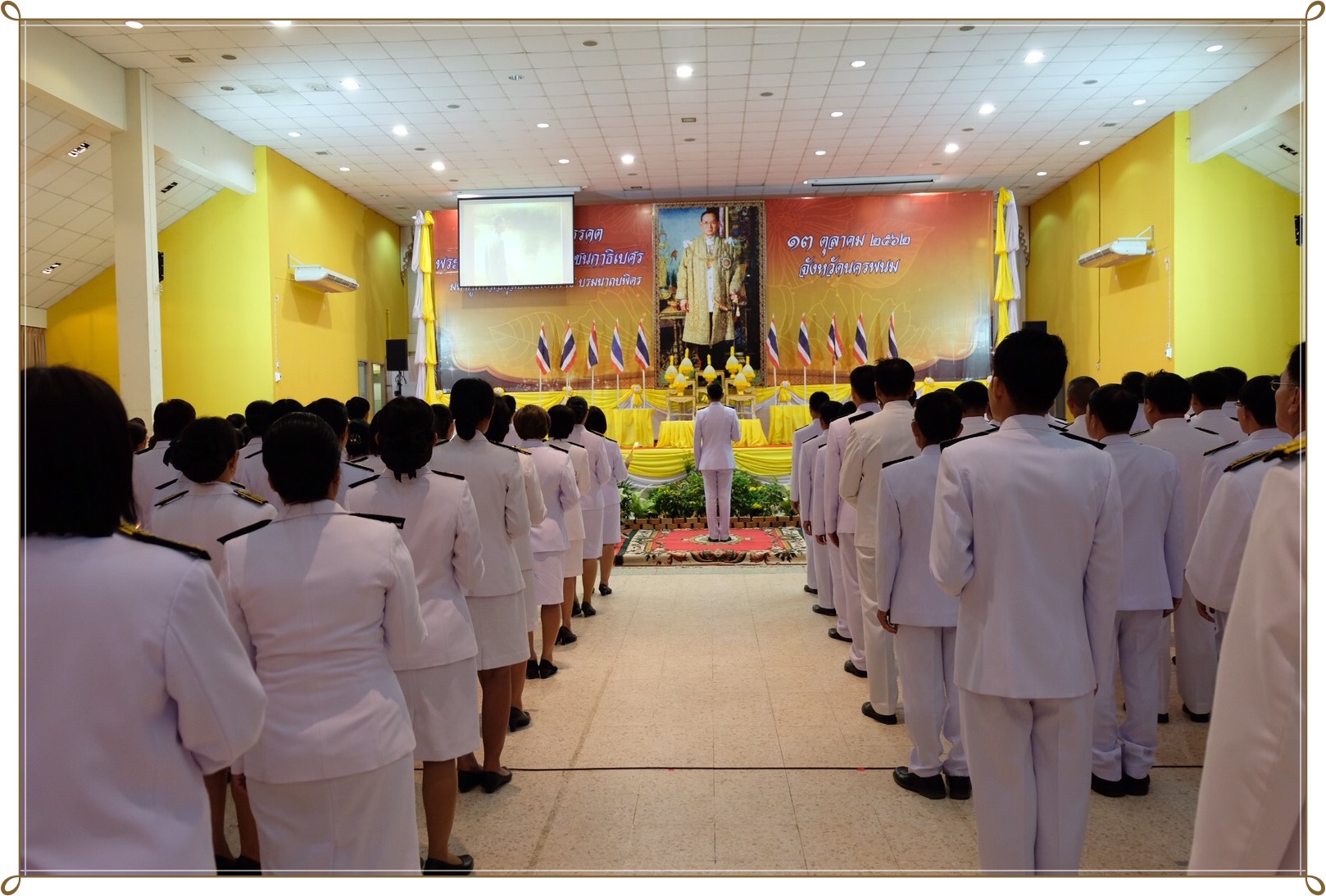 พิธีจุดเทียนเพื่อน้อมรำลึกในพระมหากรุณาธิคุณ พระบาทสมเด็จพระบรมชนกาธิเบศร มหาภูมิพลอดุลยเดชมหาราช บรมนาถบพิตร ๑๓ ตุลาคม ๒๕๖๒