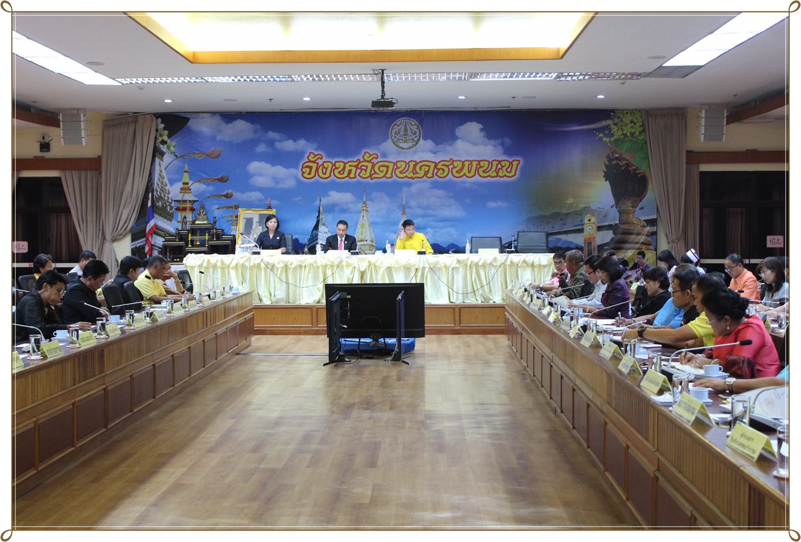 ประชุมเพื่อถอดบทเรียนในการจัดงานประเพณีไหลเรือไฟและงานกาชาดจังหวัดนครพนม ประจำปี 2562