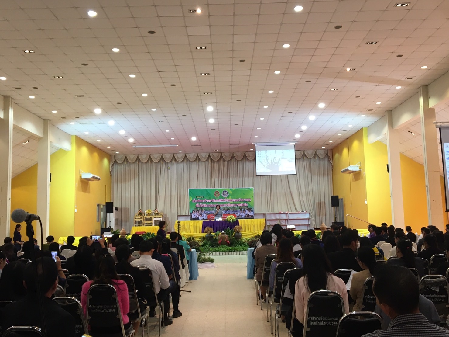 ?พช.นครพนม ร่วมประชุมชี้แจง โรงเรียนและครูแนะแนวตามโครงการเพิ่มทักษะด้านอาชีพแก่นักเรียนยากจนที่ไม่ได้เรียนต่อหลังจากจบการศึกษาภาคบังคับ