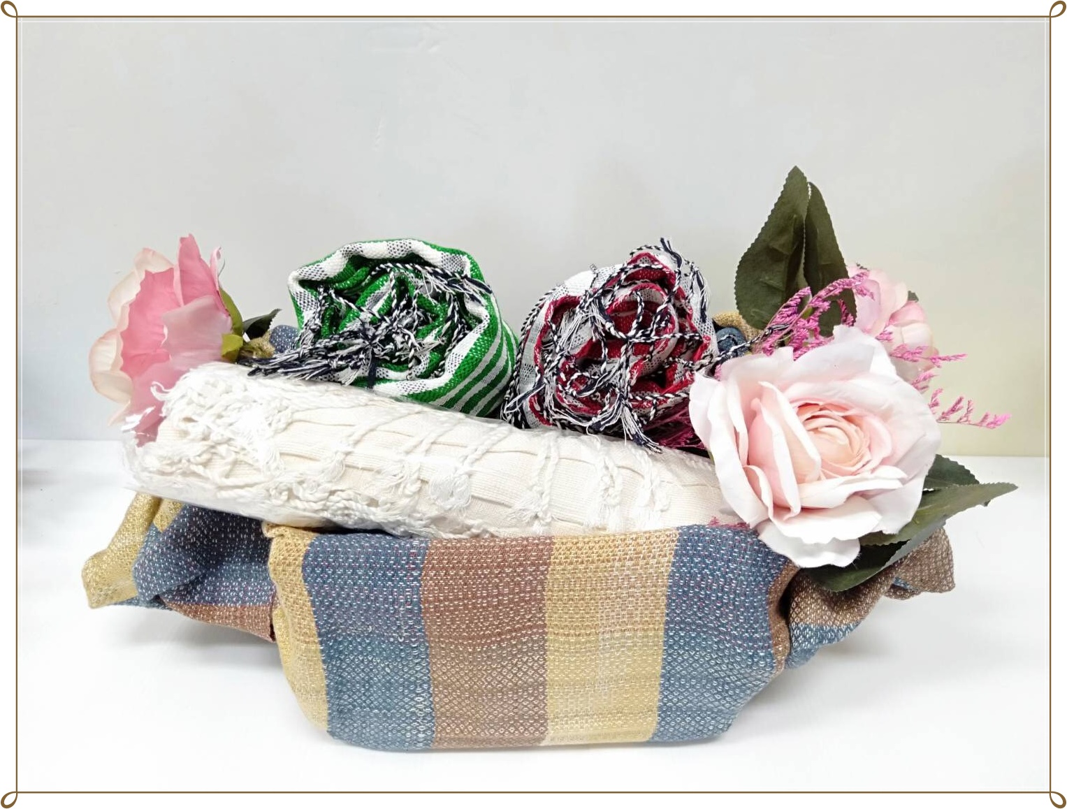 พช.นครพนม เชิญชวนทุกท่านส่งมอบความสุขในช่วงเทศกาลปีใหม่ ด้วยกระเช้าของขวัญผลิตภัณฑ์ OTOP นครพนม ด้วยสินค้าที่ทรงคุณค่าแด่คนที่คุณรัก…