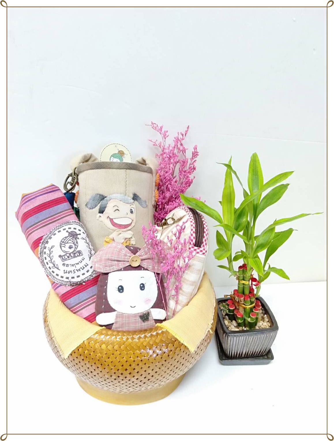 พช.นครพนม เชิญชวนทุกท่านส่งมอบความสุขในช่วงเทศกาลปีใหม่ ด้วยกระเช้าของขวัญผลิตภัณฑ์ OTOP นครพนม ด้วยสินค้าที่ทรงคุณค่าแด่คนที่คุณรัก…
