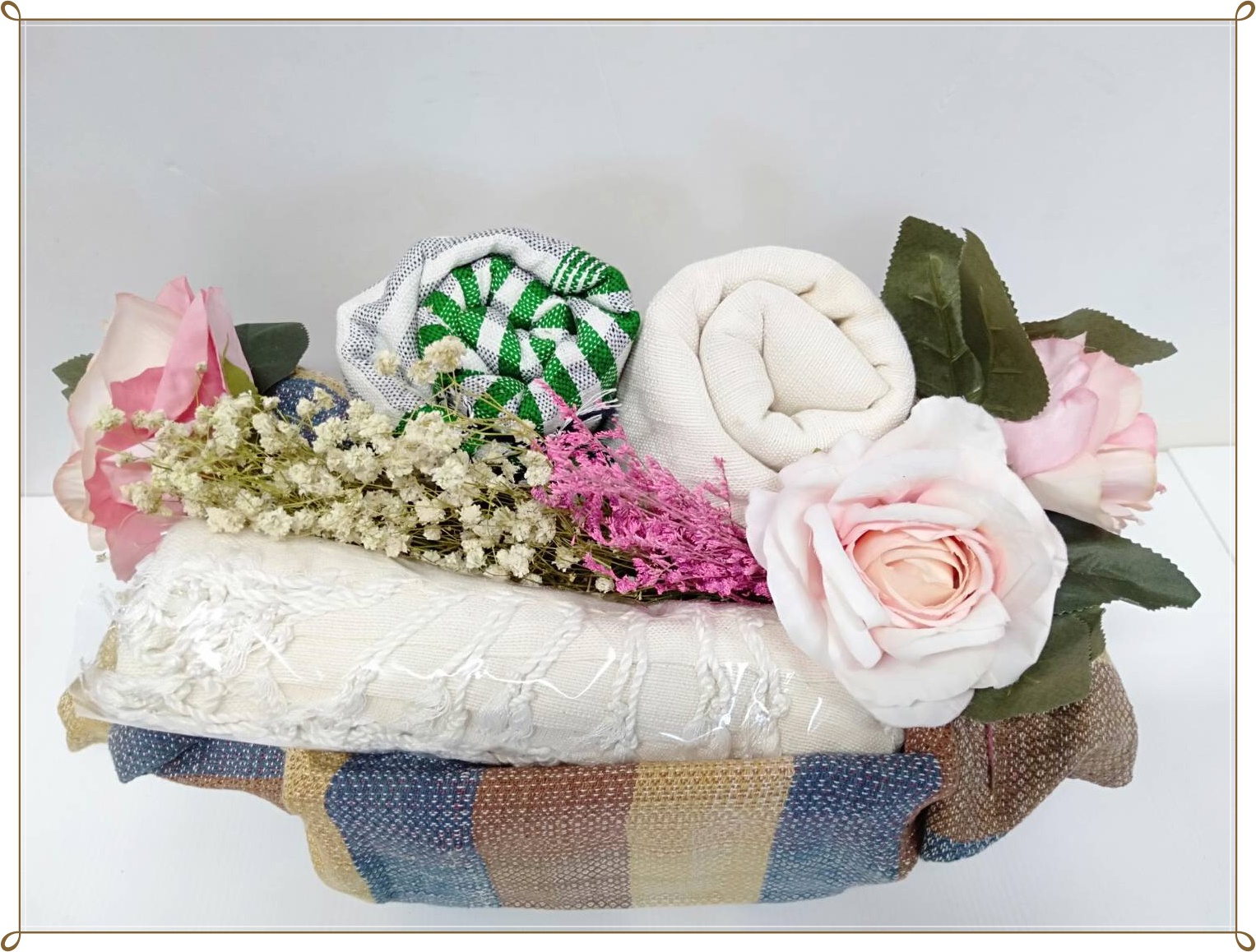 พช.นครพนม เชิญชวนทุกท่านส่งมอบความสุขในช่วงเทศกาลปีใหม่ ด้วยกระเช้าของขวัญผลิตภัณฑ์ OTOP นครพนม ด้วยสินค้าที่ทรงคุณค่าแด่คนที่คุณรัก…