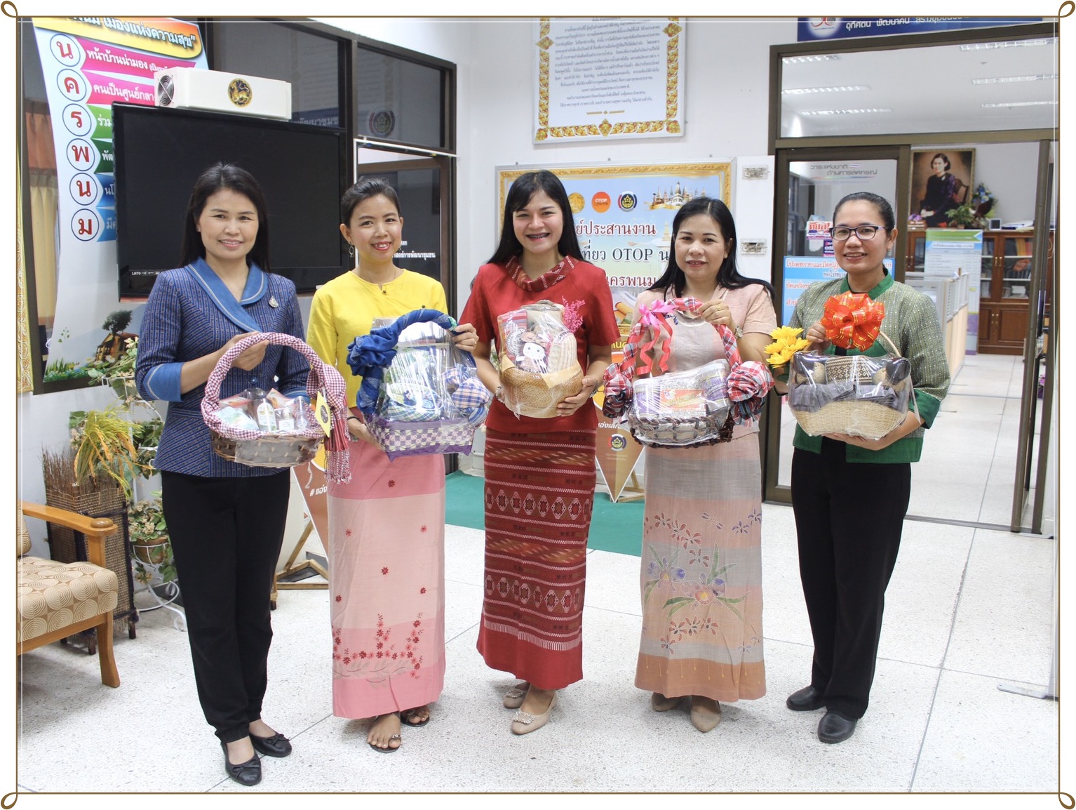 พช.นครพนม เชิญชวนทุกท่านส่งมอบความสุขในช่วงเทศกาลปีใหม่ ด้วยกระเช้าของขวัญผลิตภัณฑ์ OTOP นครพนม ด้วยสินค้าที่ทรงคุณค่าแด่คนที่คุณรัก…