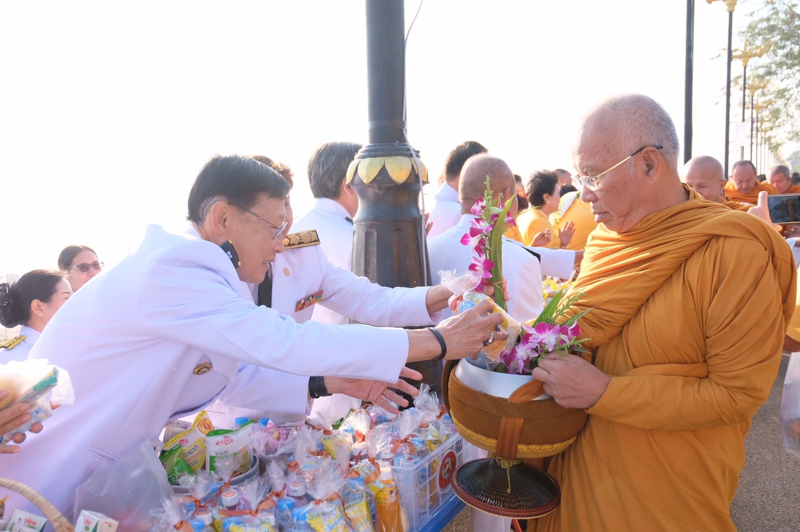 5 ธ.ค. 2562 พช.นครพนม –>ร่วมทำบุญตักบาตร “วันพ่อแห่งชาติ 5 ธันวาคม”