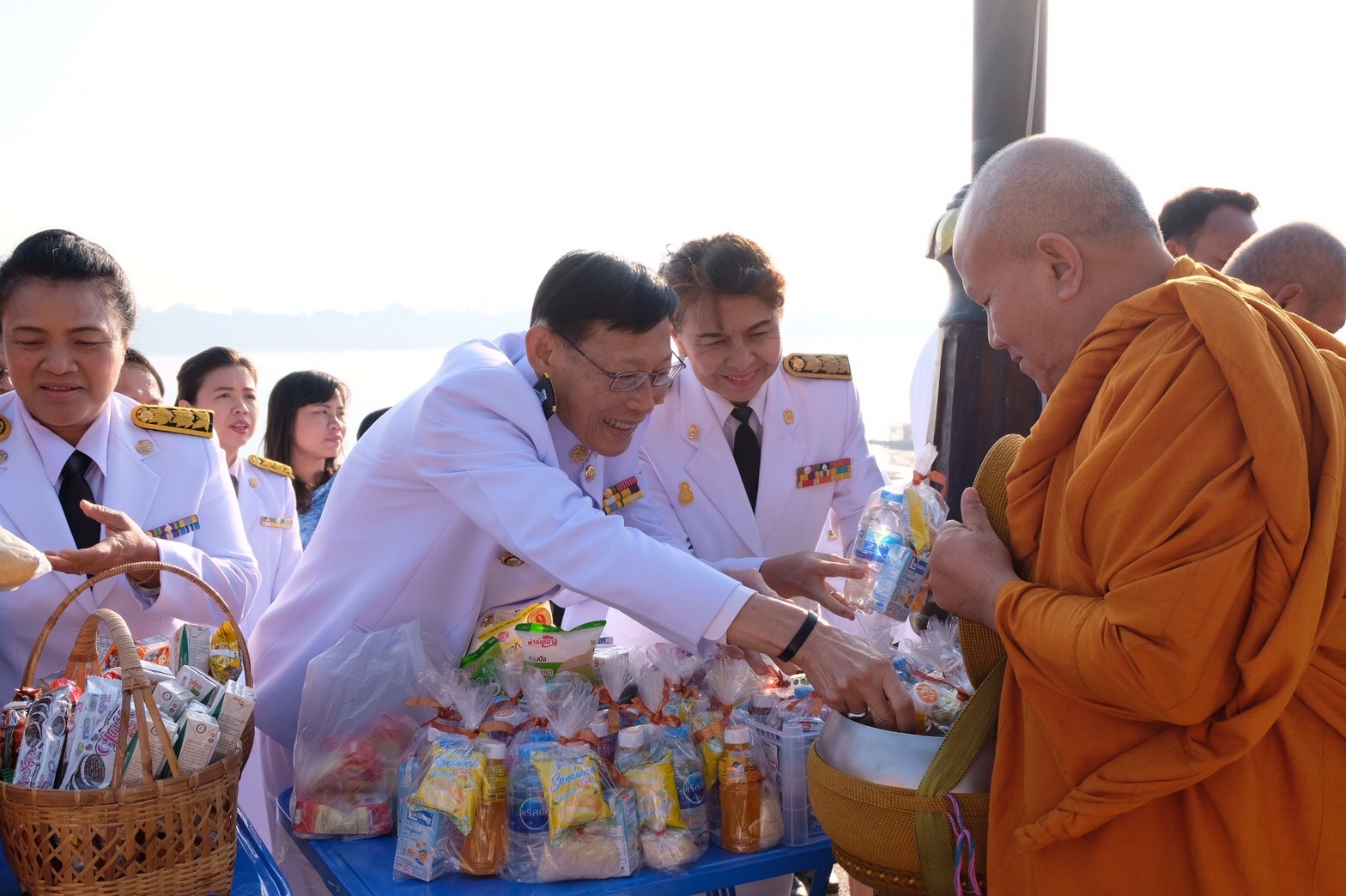 5 ธ.ค. 2562 พช.นครพนม –>ร่วมทำบุญตักบาตร “วันพ่อแห่งชาติ 5 ธันวาคม”