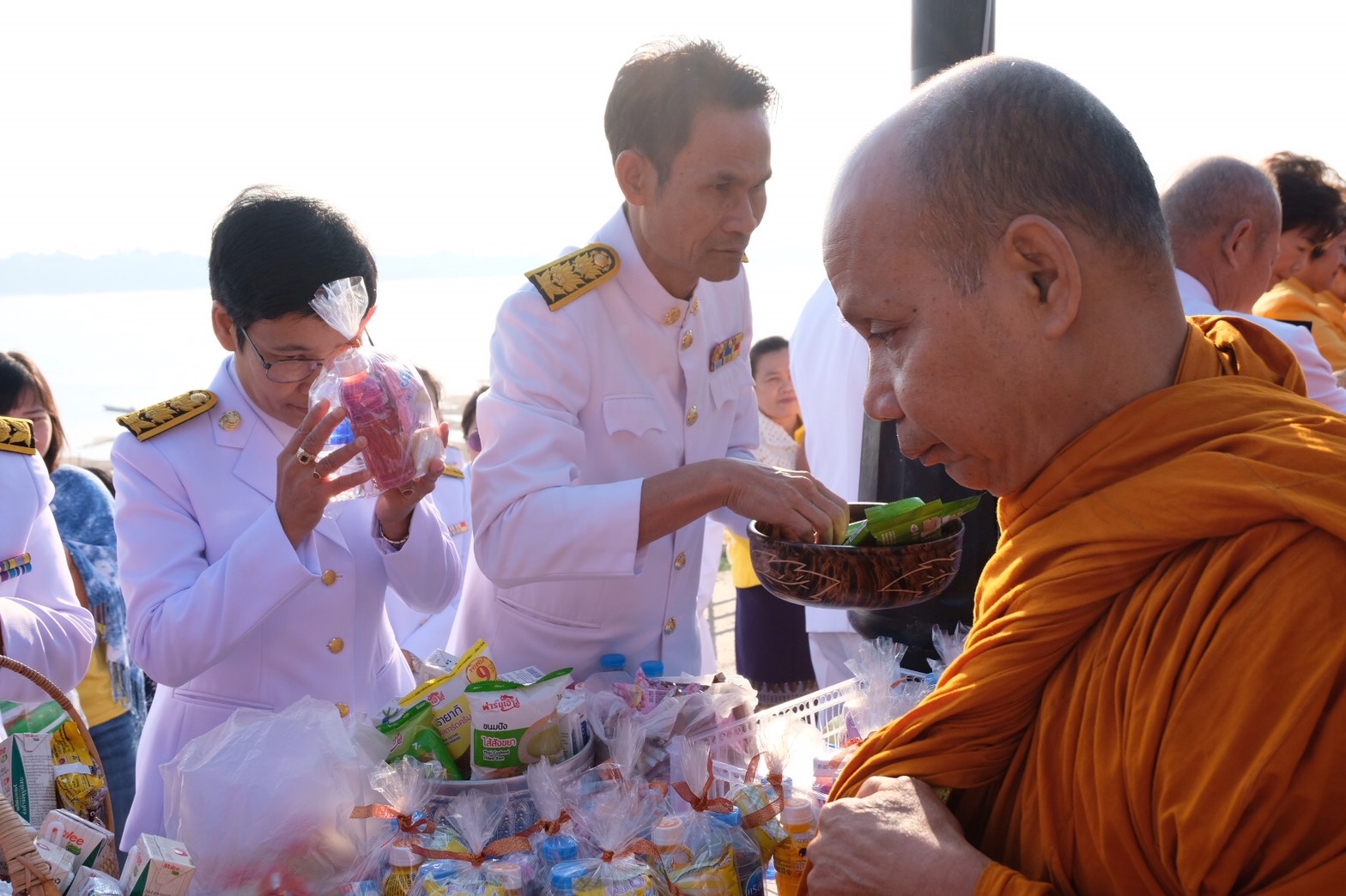 5 ธ.ค. 2562 พช.นครพนม –>ร่วมทำบุญตักบาตร “วันพ่อแห่งชาติ 5 ธันวาคม”