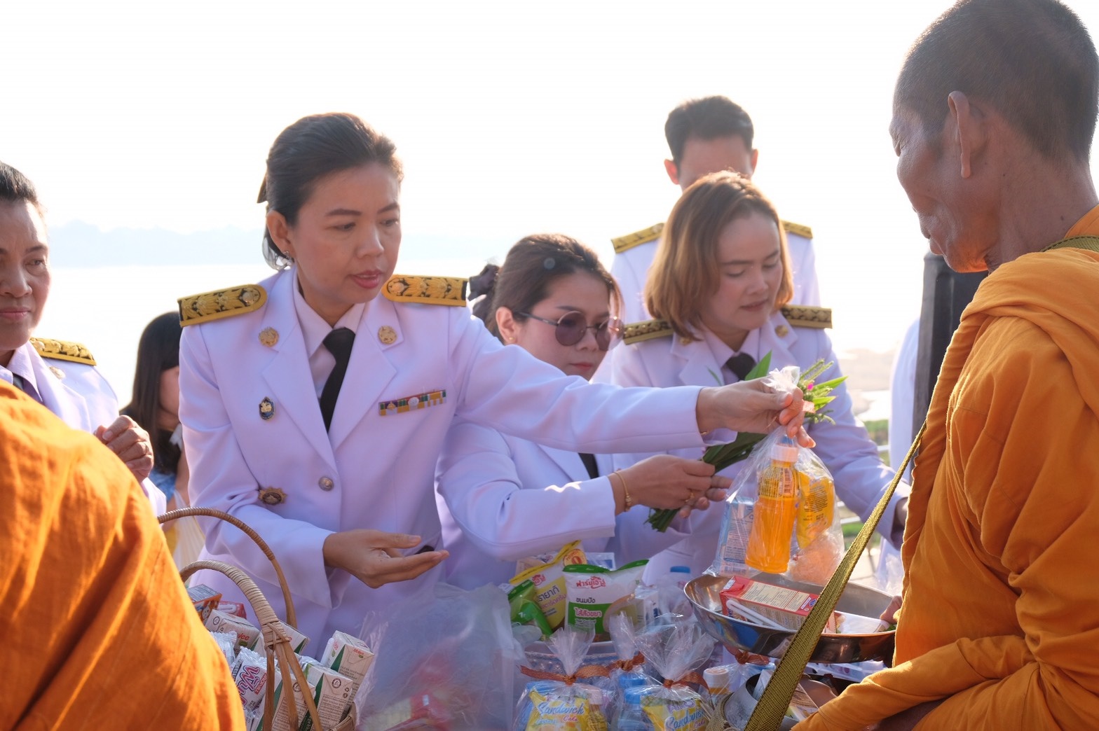 5 ธ.ค. 2562 พช.นครพนม –>ร่วมทำบุญตักบาตร “วันพ่อแห่งชาติ 5 ธันวาคม”