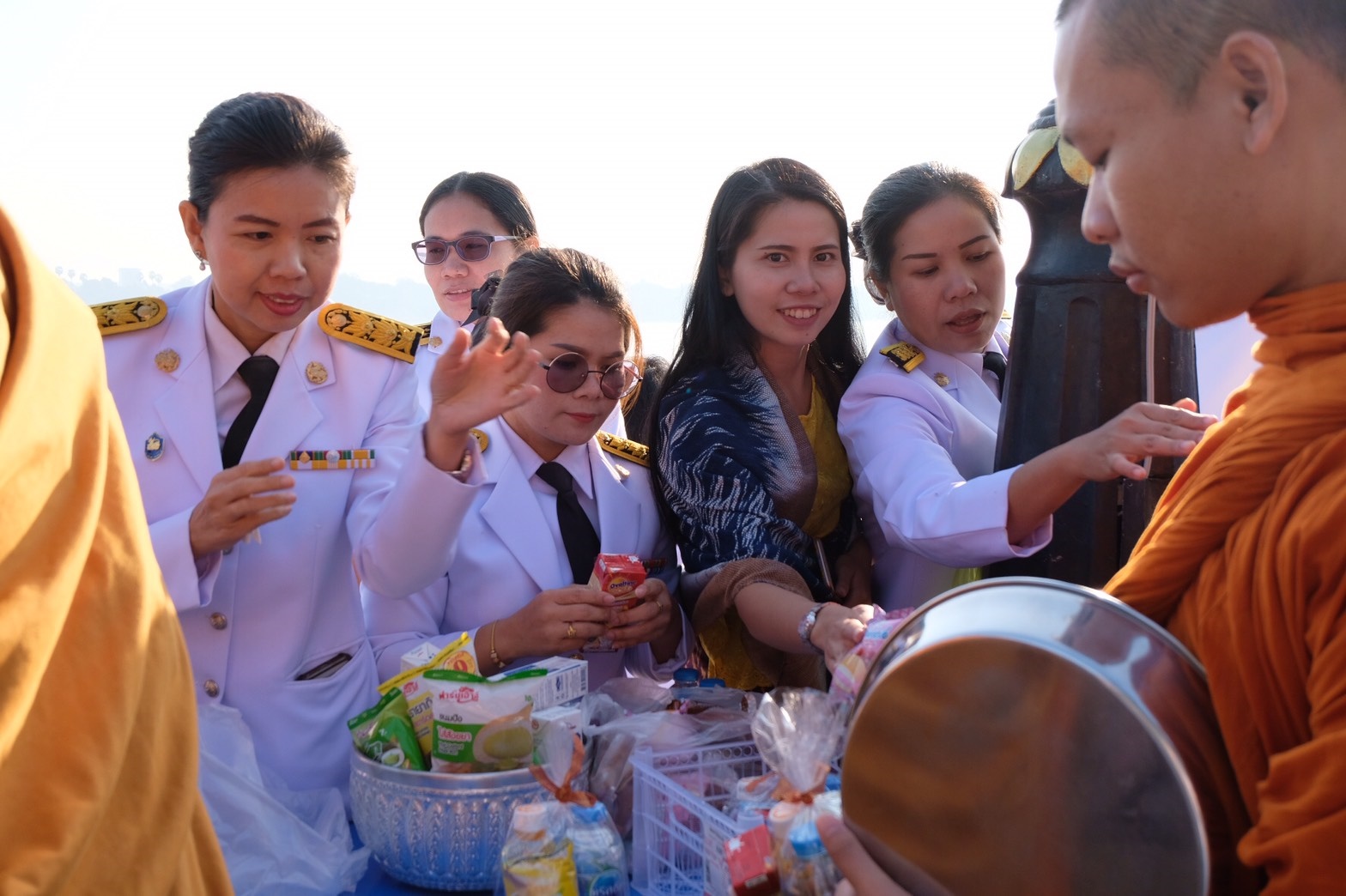 5 ธ.ค. 2562 พช.นครพนม –>ร่วมทำบุญตักบาตร “วันพ่อแห่งชาติ 5 ธันวาคม”