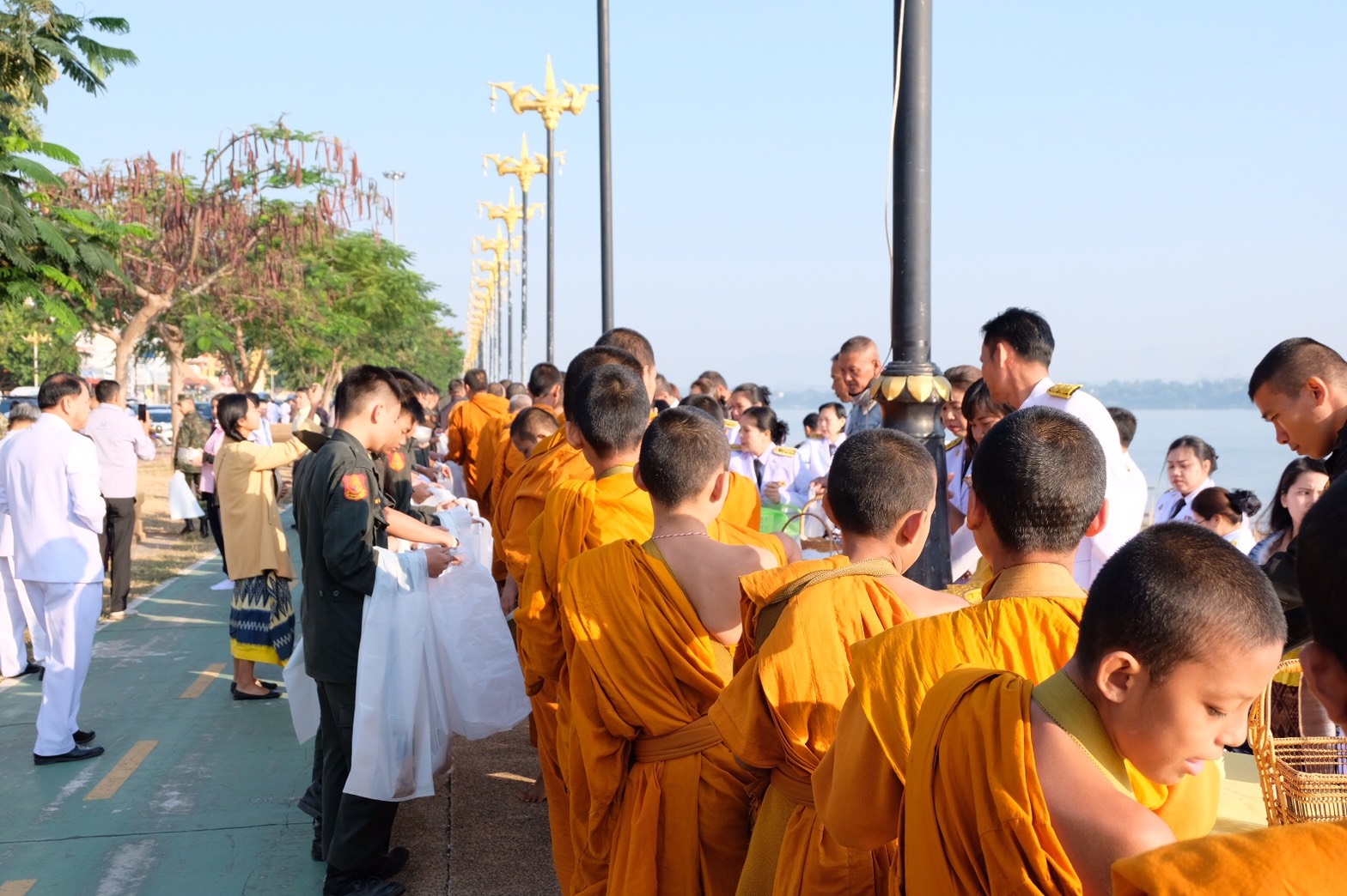 5 ธ.ค. 2562 พช.นครพนม –>ร่วมทำบุญตักบาตร “วันพ่อแห่งชาติ 5 ธันวาคม”