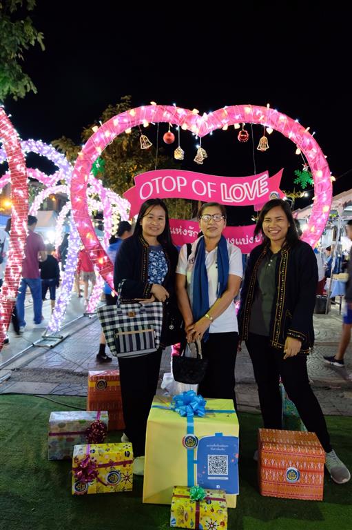 27 ธ.ค. 2562 พจ.นครพนม เยี่ยมชมงาน OTOP of LOVE คุณค่าแห่งรัก