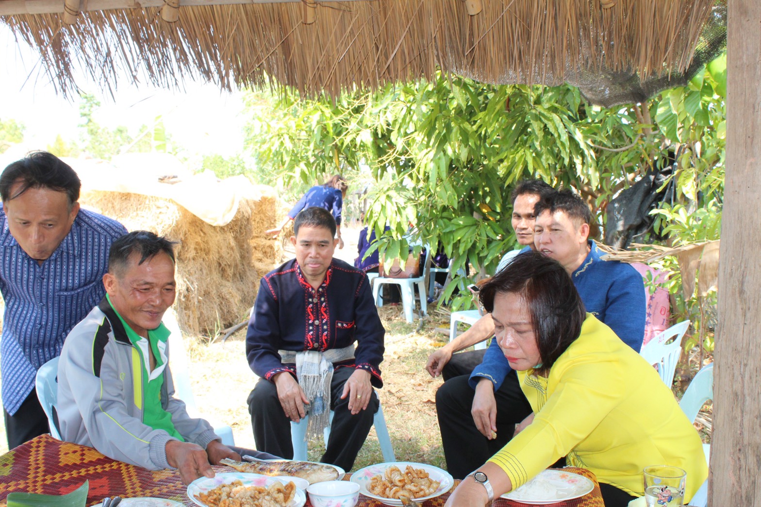 นครพนม -นางวิไลวรรณ ไกรโสดา รองอธิบดีกรมการพัฒนาชุมชน ลงพื้นที่ตรวจติดตามการดำเนินงานขับเคลื่อนหมู่บ้านเศรษฐกิจพอเพียง (โคก หนอง นา โมเดล) ต.นางาม อ.เรณูนคร จ.นครพนม