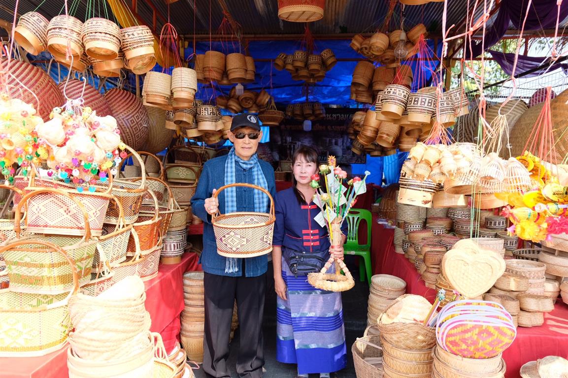 6 ก.พ. 2563 พจ.นครพนม ตรวจเยี่ยม ให้กำลังใจแก่ผู้ประกอบการสินค้าชุมชน/OTOP ในงานนมัสการองค์พระธาตุพนม
