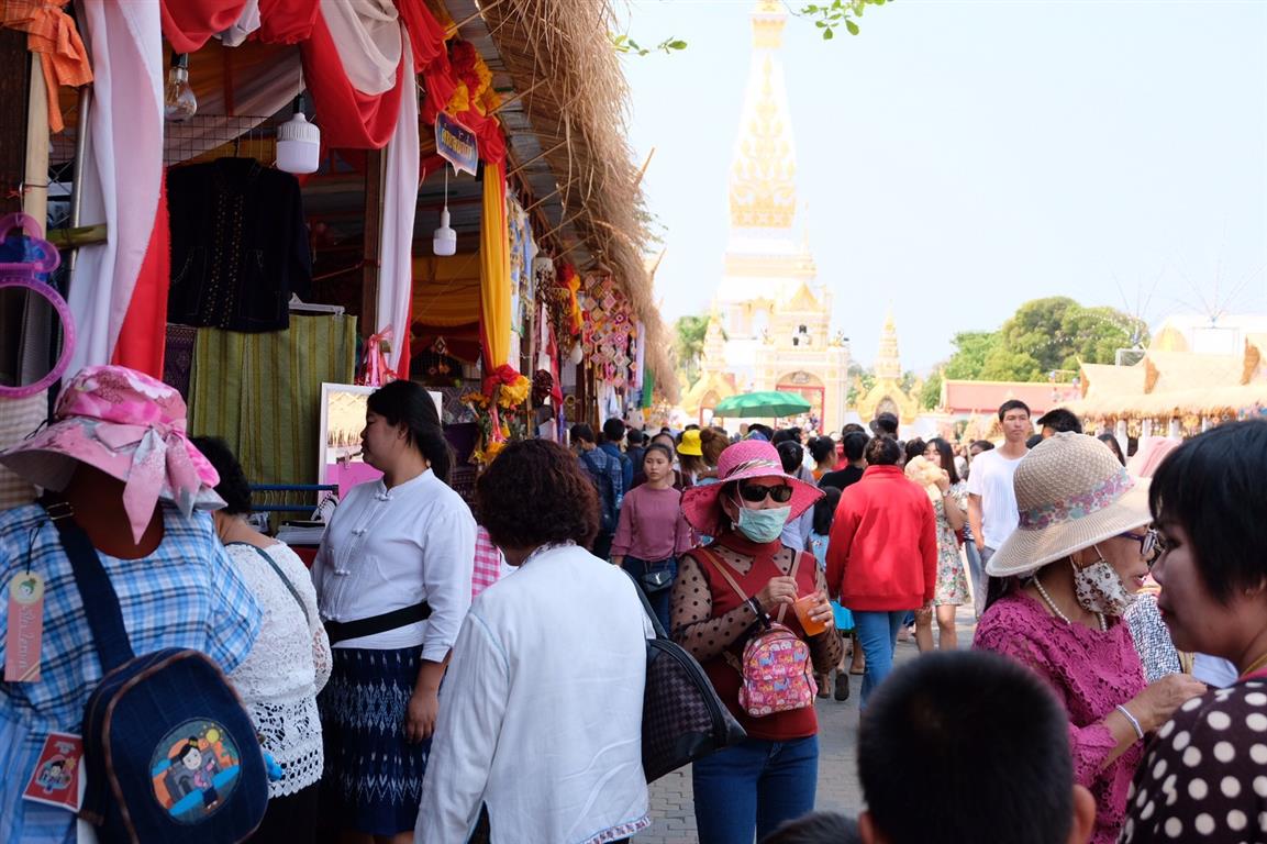 6 ก.พ. 2563 พจ.นครพนม ตรวจเยี่ยม ให้กำลังใจแก่ผู้ประกอบการสินค้าชุมชน/OTOP ในงานนมัสการองค์พระธาตุพนม