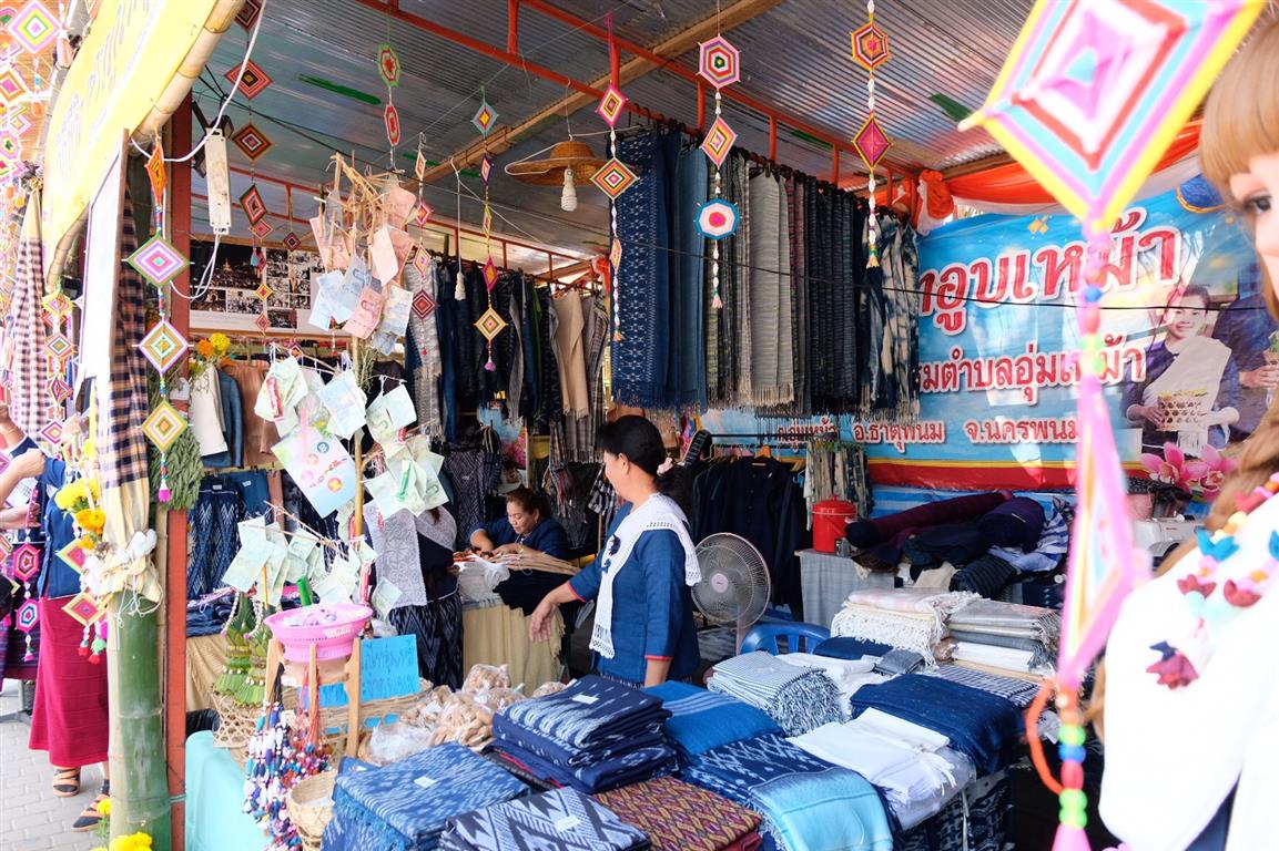 6 ก.พ. 2563 พจ.นครพนม ตรวจเยี่ยม ให้กำลังใจแก่ผู้ประกอบการสินค้าชุมชน/OTOP ในงานนมัสการองค์พระธาตุพนม