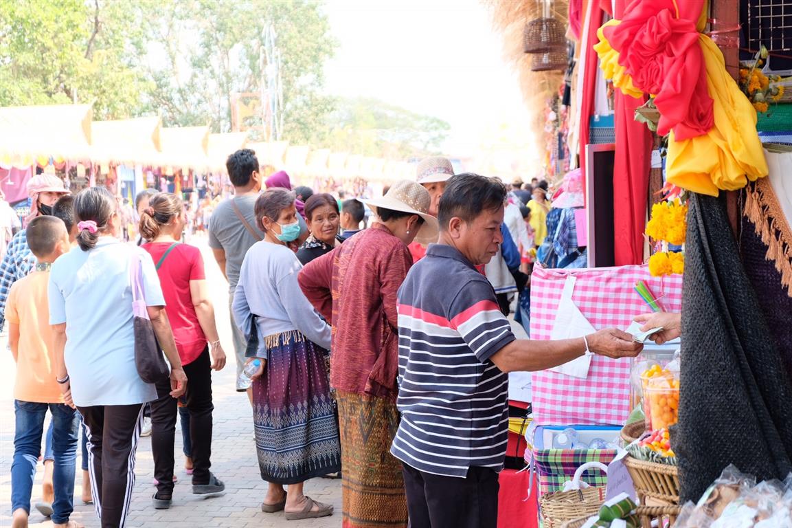 6 ก.พ. 2563 พจ.นครพนม ตรวจเยี่ยม ให้กำลังใจแก่ผู้ประกอบการสินค้าชุมชน/OTOP ในงานนมัสการองค์พระธาตุพนม