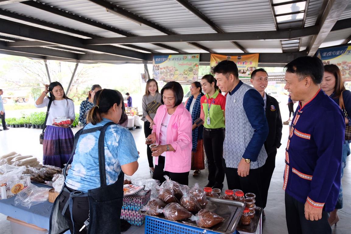 9 ก.พ. 2563 รองอธิบดีกรมการพัฒนาชุมชน ติดตามการดำเนินโครงการ “ตลาดอะเมซิ่ง ของกินของใช้ ของดีทั่วไทย”