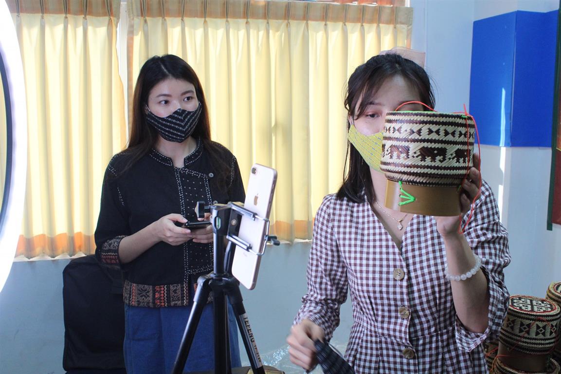 13 พ.ค. 2563 พช.นครพนม Live ส่งเสริมการขายสินค้า OTOP นครพนม