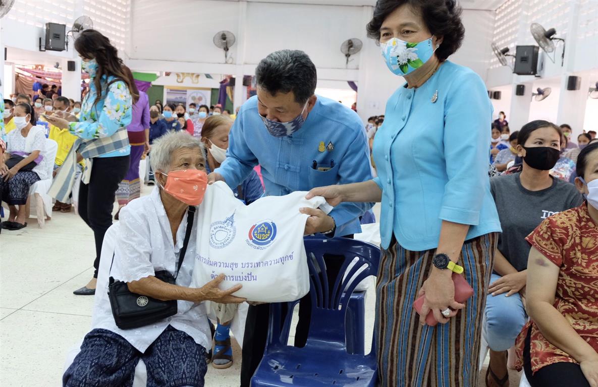 24 มิ.ย. 2563 ภาสมาคมสตรีแห่งชาติฯ ร่วมกับ กรมการพัฒนาชุมชน เดินหน้าลงพื้นที่ จังหวัดนครพนม มอบถุงยังชีพบรรเทาทุกข์ โครงการ “เติมความสุข บรรเทาความทุกข์ ด้วยการแบ่งปัน” ถวายเป็นพระราชกุศล เนื่องในวันคล้ายวันพระราชสมภพ สมเด็จพระนางเจ้าฯ พระบรมราชินี
