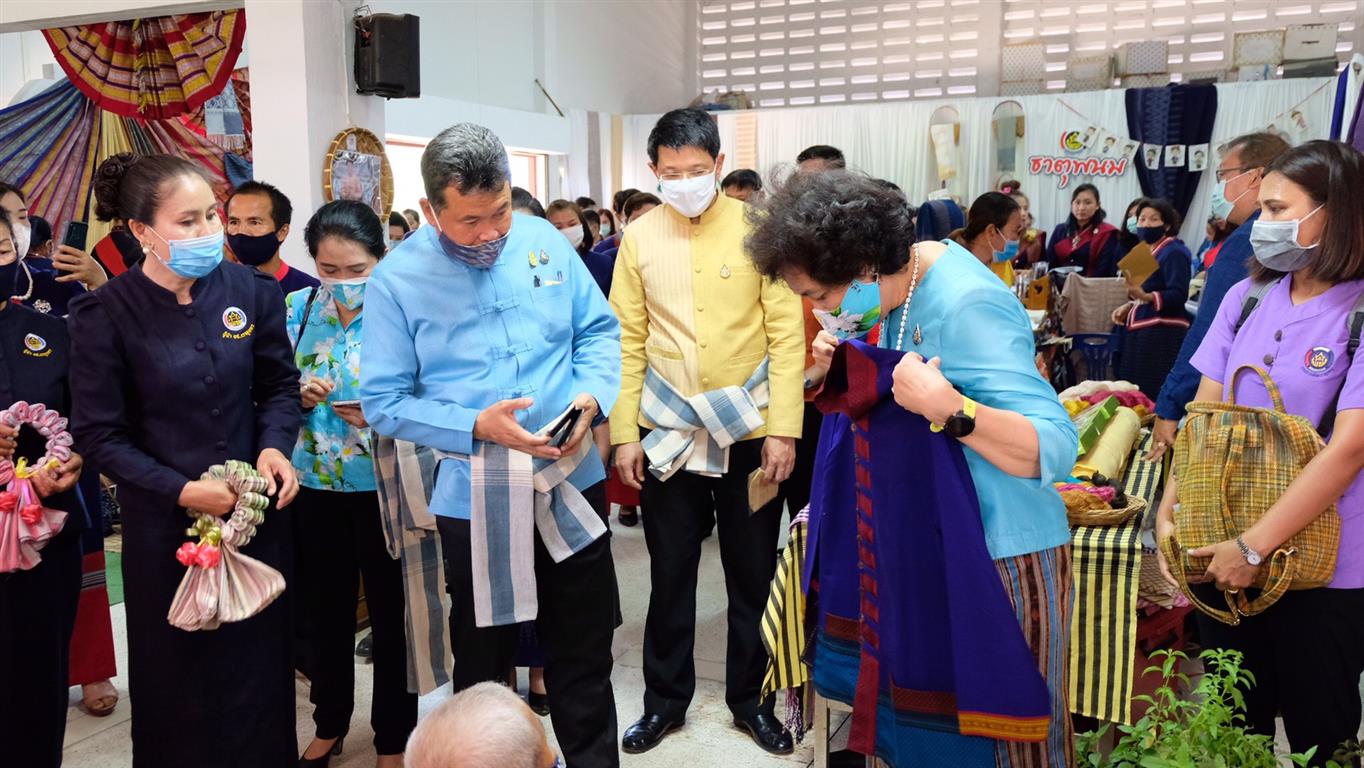 24 มิ.ย. 2563 ภาสมาคมสตรีแห่งชาติฯ ร่วมกับ กรมการพัฒนาชุมชน เดินหน้าลงพื้นที่ จังหวัดนครพนม มอบถุงยังชีพบรรเทาทุกข์ โครงการ “เติมความสุข บรรเทาความทุกข์ ด้วยการแบ่งปัน” ถวายเป็นพระราชกุศล เนื่องในวันคล้ายวันพระราชสมภพ สมเด็จพระนางเจ้าฯ พระบรมราชินี