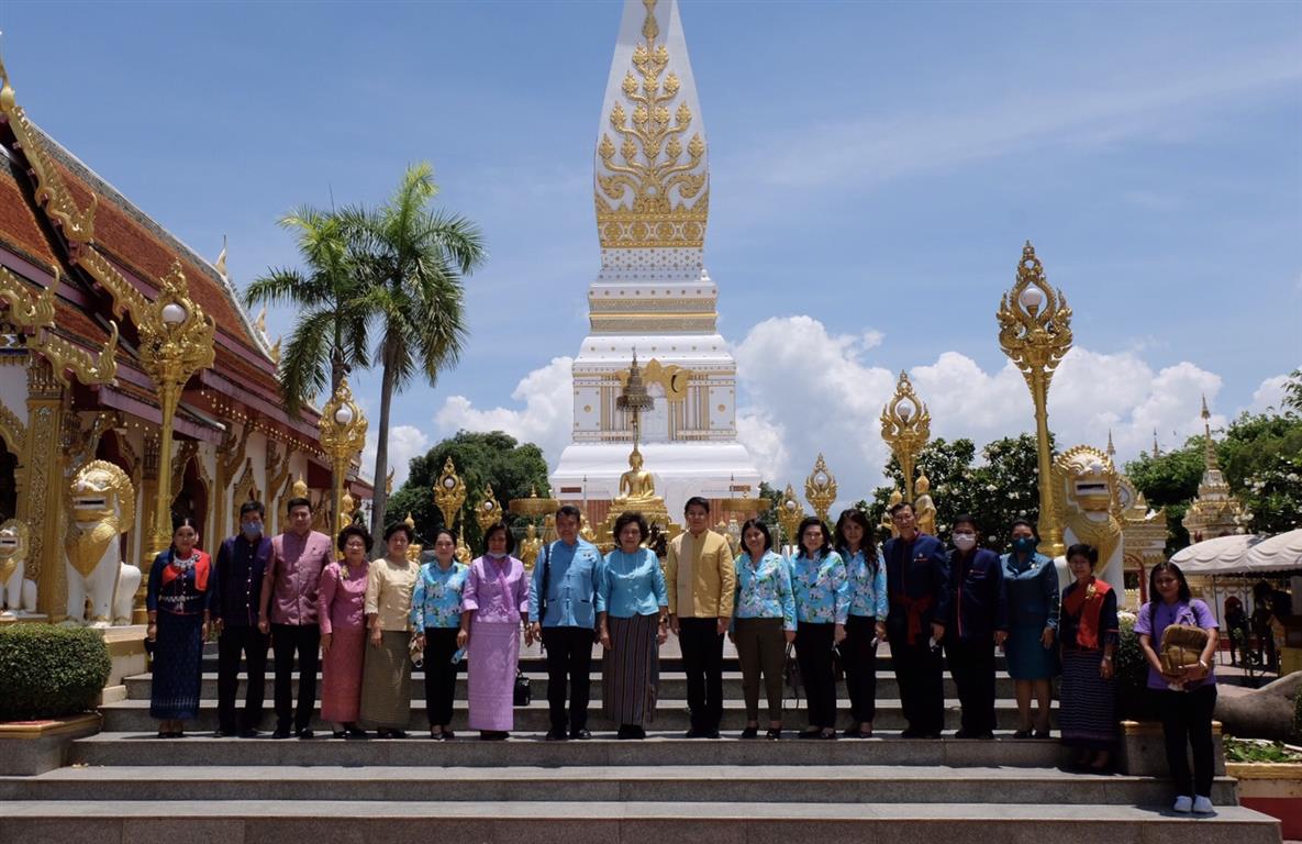 24 มิ.ย. 2563 ภาสมาคมสตรีแห่งชาติฯ ร่วมกับ กรมการพัฒนาชุมชน เดินหน้าลงพื้นที่ จังหวัดนครพนม มอบถุงยังชีพบรรเทาทุกข์ โครงการ “เติมความสุข บรรเทาความทุกข์ ด้วยการแบ่งปัน” ถวายเป็นพระราชกุศล เนื่องในวันคล้ายวันพระราชสมภพ สมเด็จพระนางเจ้าฯ พระบรมราชินี
