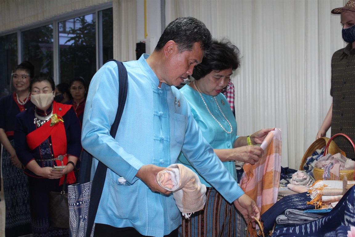 24 มิ.ย. 2563 ภาสมาคมสตรีแห่งชาติฯ ร่วมกับ กรมการพัฒนาชุมชน เดินหน้าลงพื้นที่ จังหวัดนครพนม มอบถุงยังชีพบรรเทาทุกข์ โครงการ “เติมความสุข บรรเทาความทุกข์ ด้วยการแบ่งปัน” ถวายเป็นพระราชกุศล เนื่องในวันคล้ายวันพระราชสมภพ สมเด็จพระนางเจ้าฯ พระบรมราชินี