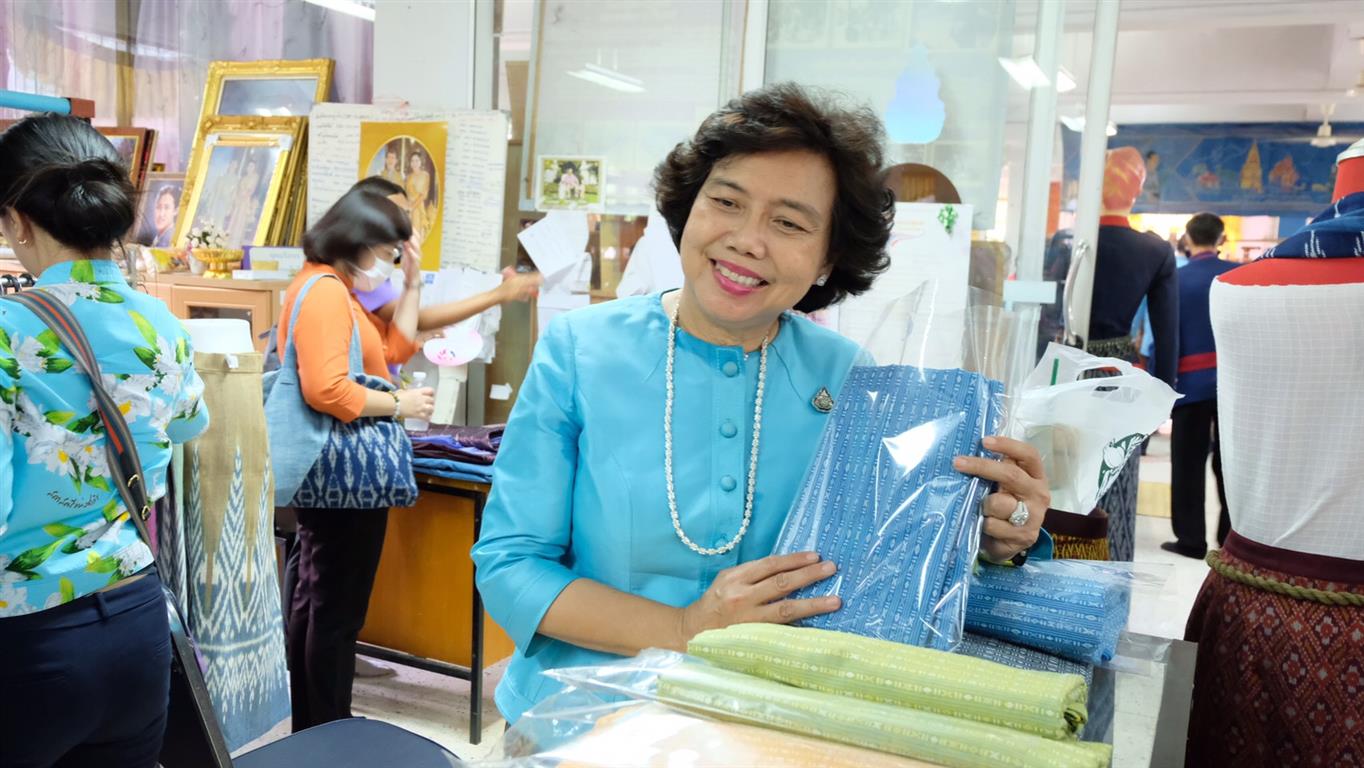 24 มิ.ย. 2563 ภาสมาคมสตรีแห่งชาติฯ ร่วมกับ กรมการพัฒนาชุมชน เดินหน้าลงพื้นที่ จังหวัดนครพนม มอบถุงยังชีพบรรเทาทุกข์ โครงการ “เติมความสุข บรรเทาความทุกข์ ด้วยการแบ่งปัน” ถวายเป็นพระราชกุศล เนื่องในวันคล้ายวันพระราชสมภพ สมเด็จพระนางเจ้าฯ พระบรมราชินี